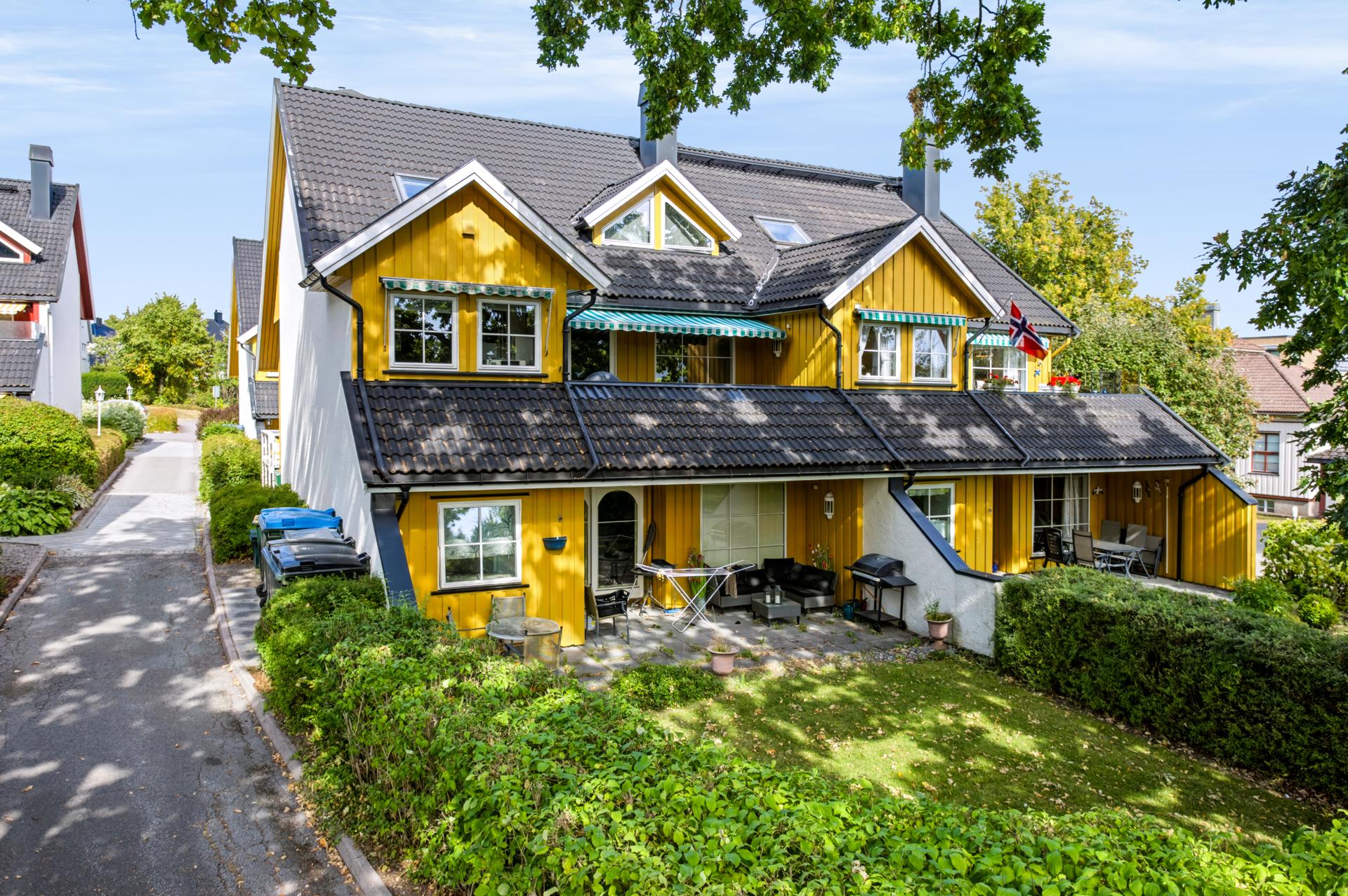 Velkommen til Eikeveien 41 C - toppleilighet over to plan i rolige og solrike omgivelser, sentralt på Teie. (Foto: Andreas Eriksson). Bilde nummer 1 av 3