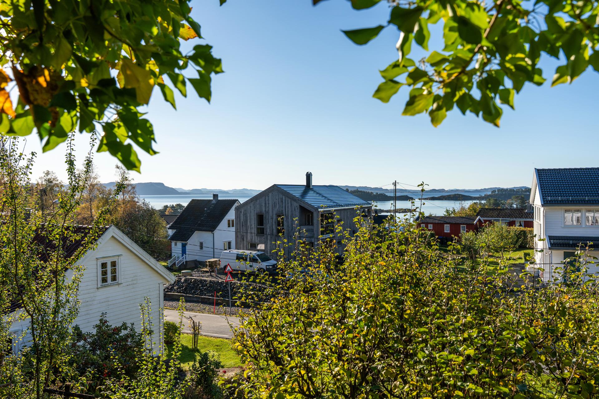 Eiendommen ligger i idylliske Nedstrand. Her bor du kun en kort spasertur fra sjøkanten, omgitt av tradisjonell trehusbebyggelse og et åpent kystlandskap. . Bilde nummer 3 av 3