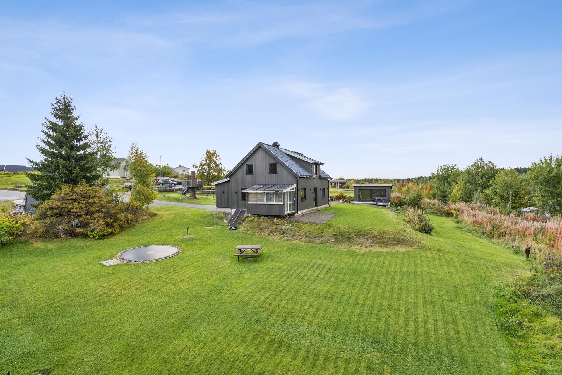 Stor eiet tomt på 1 696 m² med hage, uthus, carport og hagestue. Bilde nummer 3 av 3