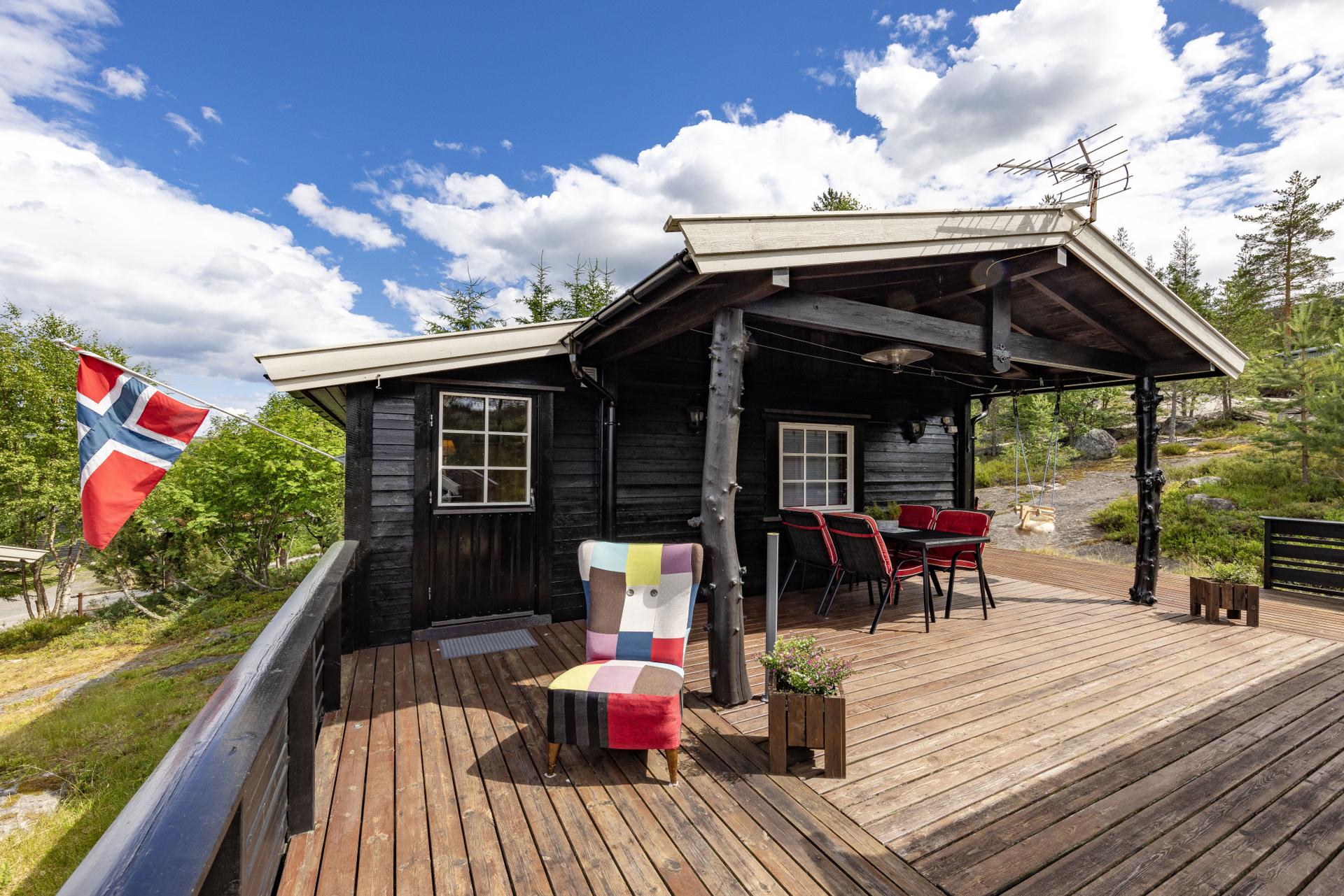En romslig terrasse på ca. 45 m² binder sammen hovedhytta og annekset.. Bilde nummer 3 av 3