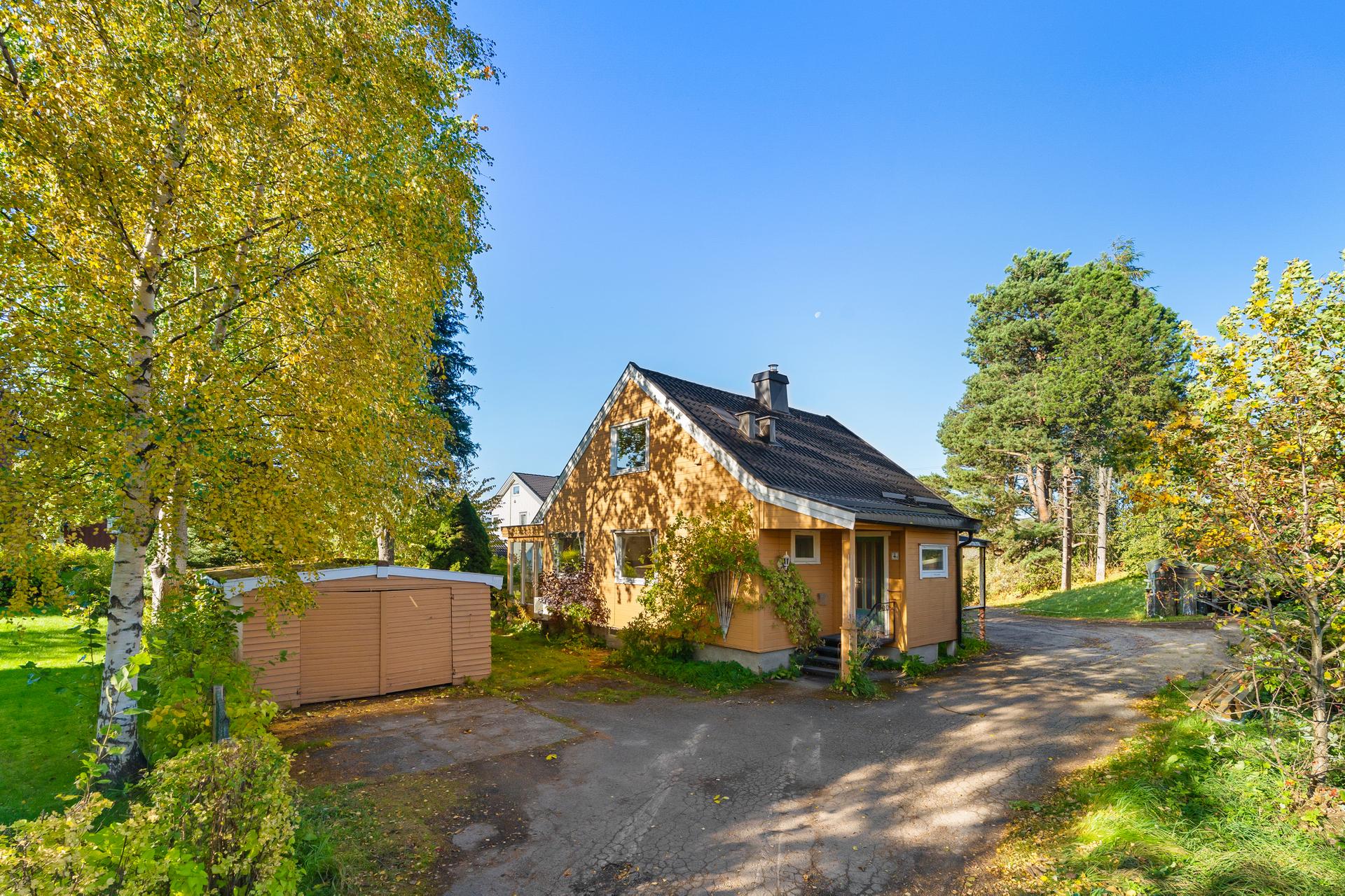 Det er sjelden det kommer for salg en halvpart av tomannsbolig med en så sentral beliggenhet, samtidig som eiendommen byr på en romslig, grønn og privat tomt. . Bilde nummer 2 av 3