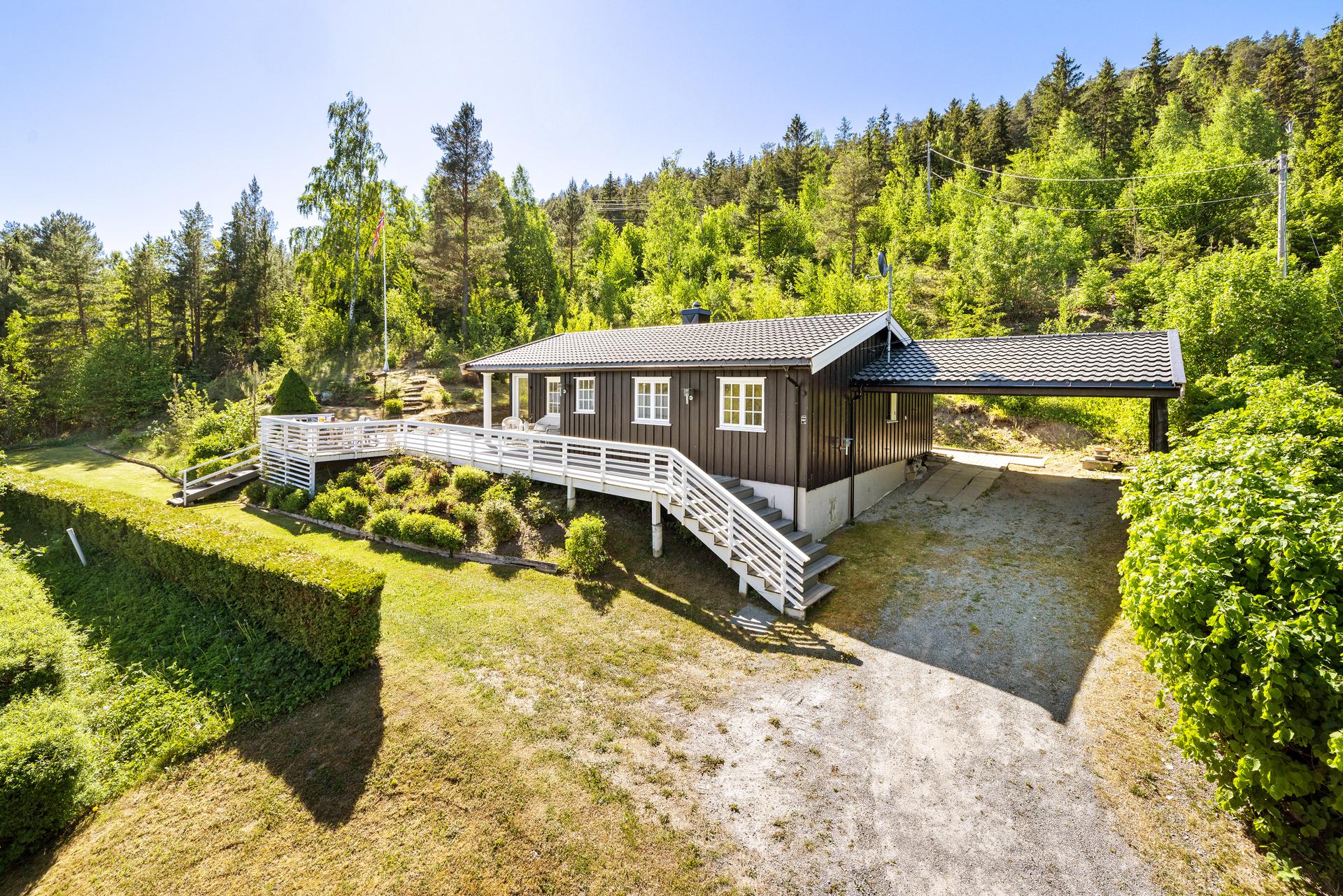 Til eiendommen hører en carport på ca. 31 m² med saltakkonstruksjon i tre.. Bilde nummer 3 av 3