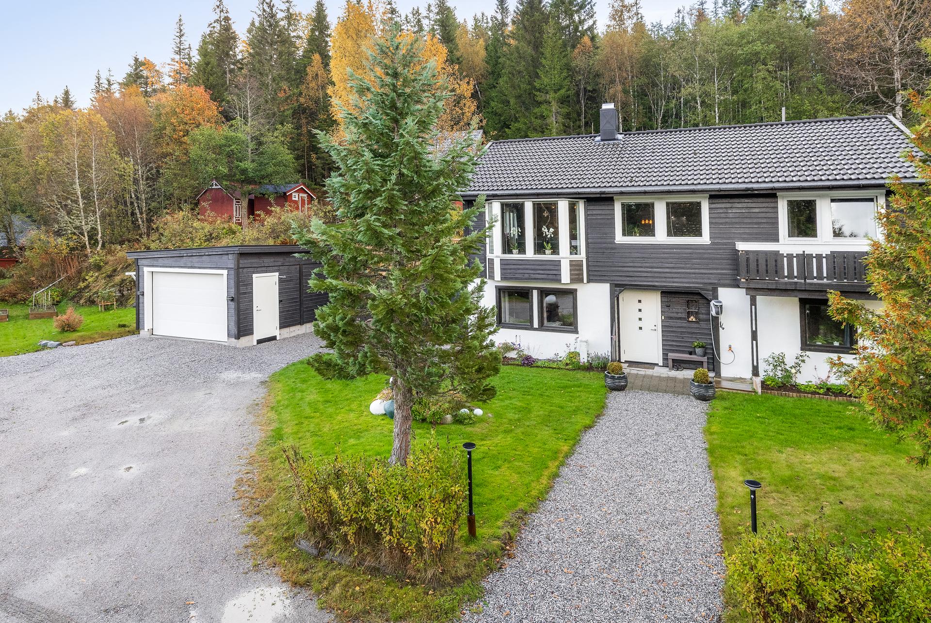 Enebolig over to plan i landlige omgivelser med stor tomt og frittstående garasje.. Bilde nummer 2 av 3