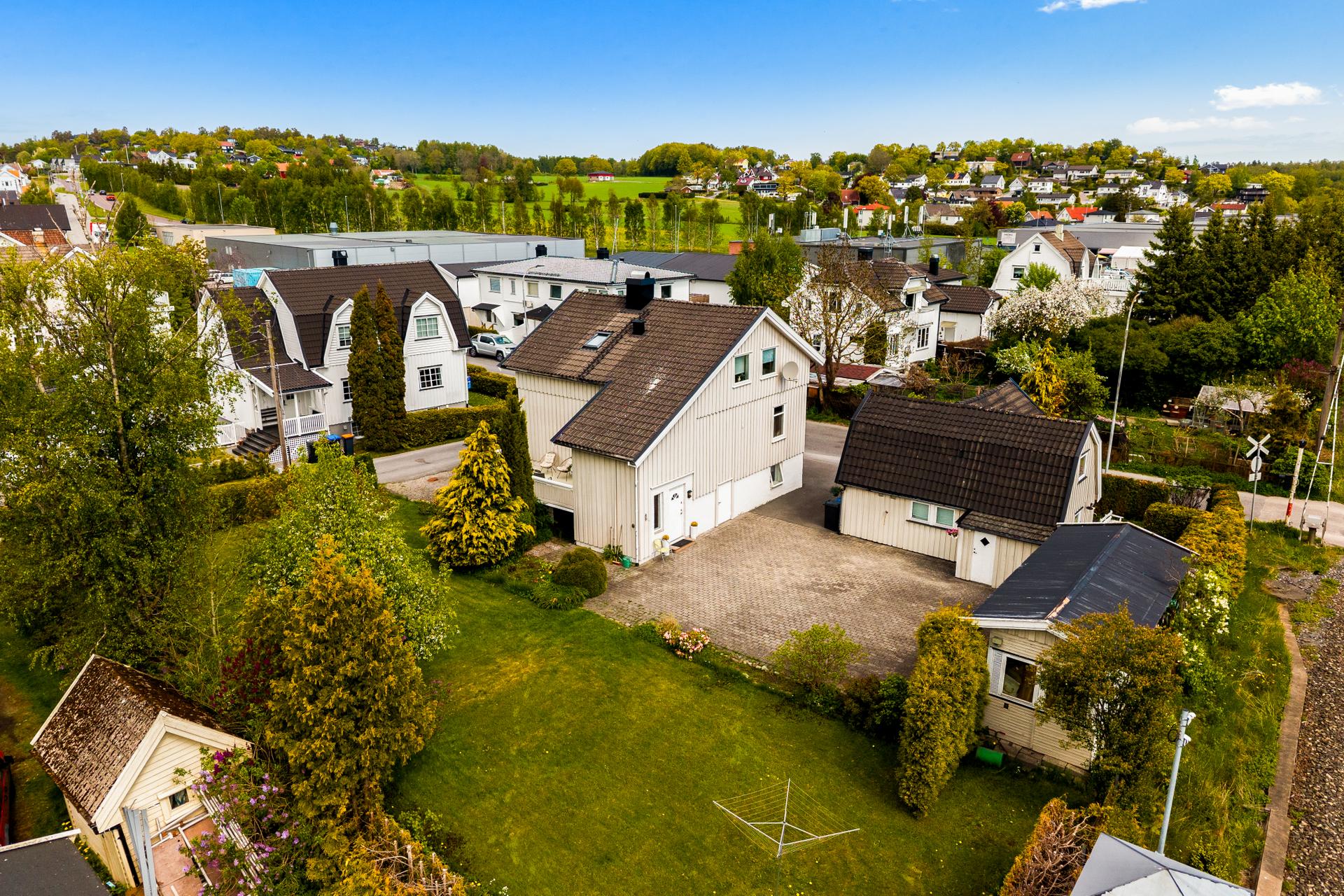 Eiendommen består av en enebolig med hybel i kjeller og et separat garasjebygg med en innredet boenhet. Mulighet for gode leieinntekter. . Bilde nummer 3 av 3