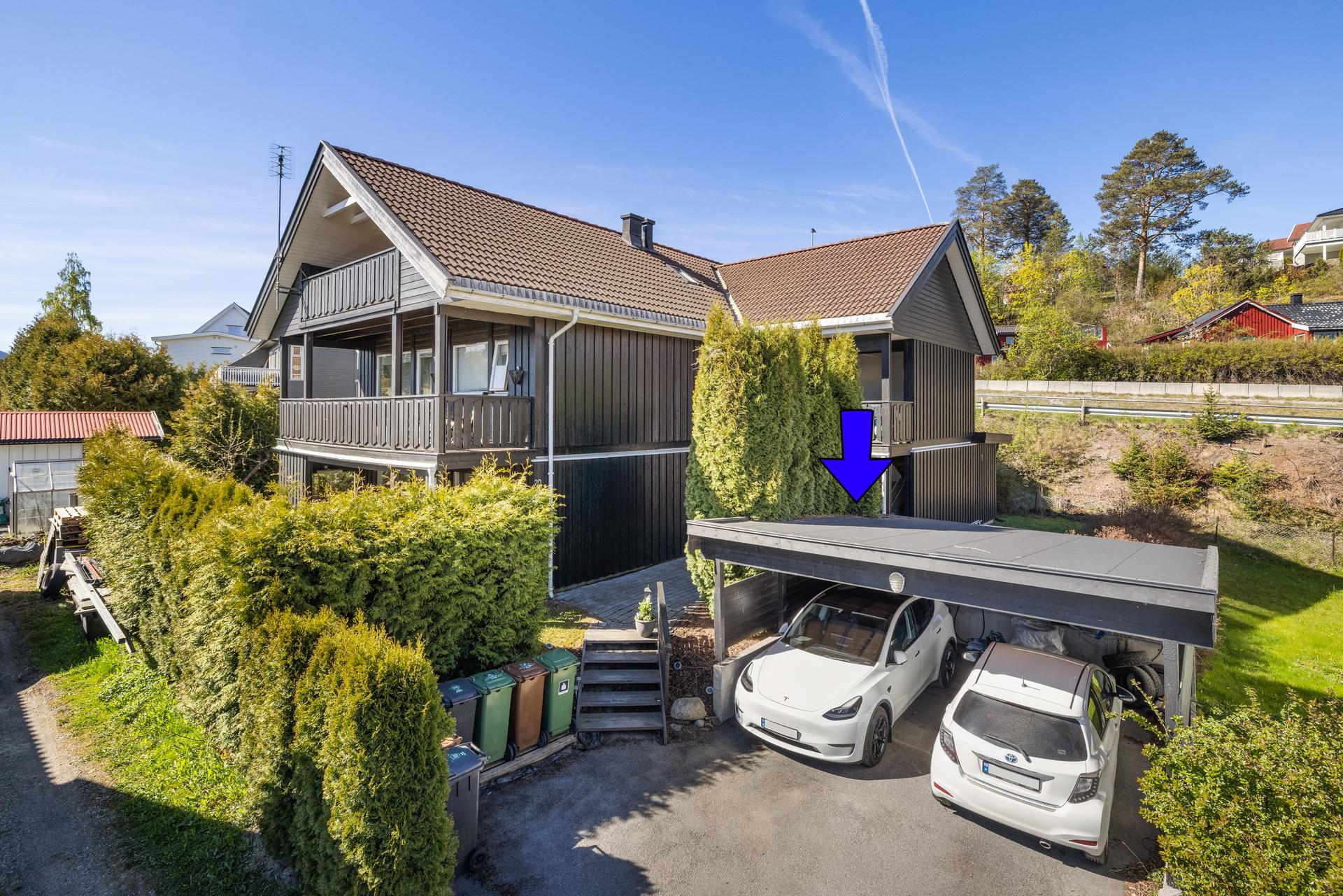 Leiligheten disponerer en biloppstillingsplass i carport med montert elbillader fra Tesla.. Bilde nummer 2 av 3