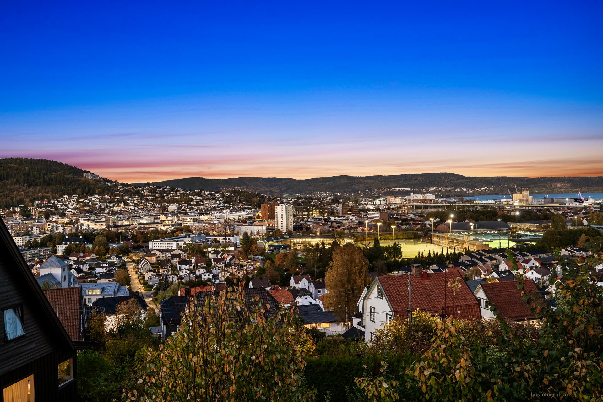 Kveldsstemning med opplyst bybilde over Drammen og fjorden.. Bilde nummer 3 av 3