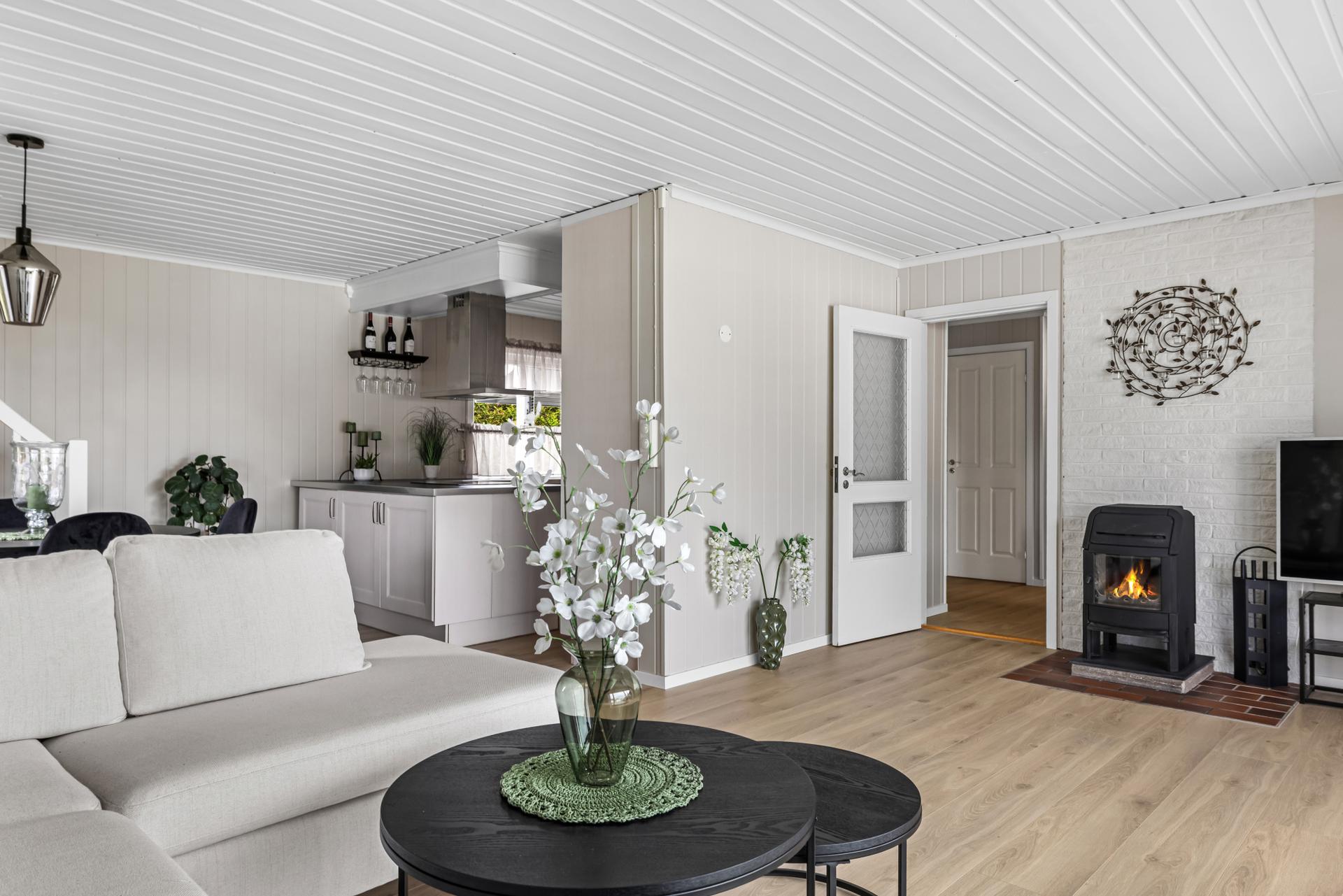 Store deler av første etasje ble pusset opp i 2026 med nye laminatgulv og nye gipsplater på veggene. Hele etasjen framstår som lys og delikat.. Bilde nummer 3 av 3