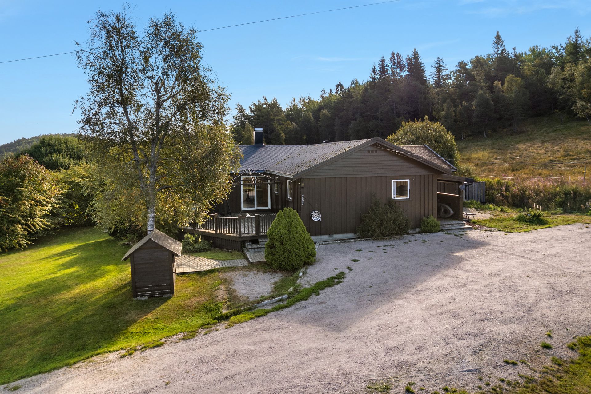 Frittliggende enebolig på ett plan, beliggende på en romslig tomt i landlige omgivelser.. Bilde nummer 2 av 3
