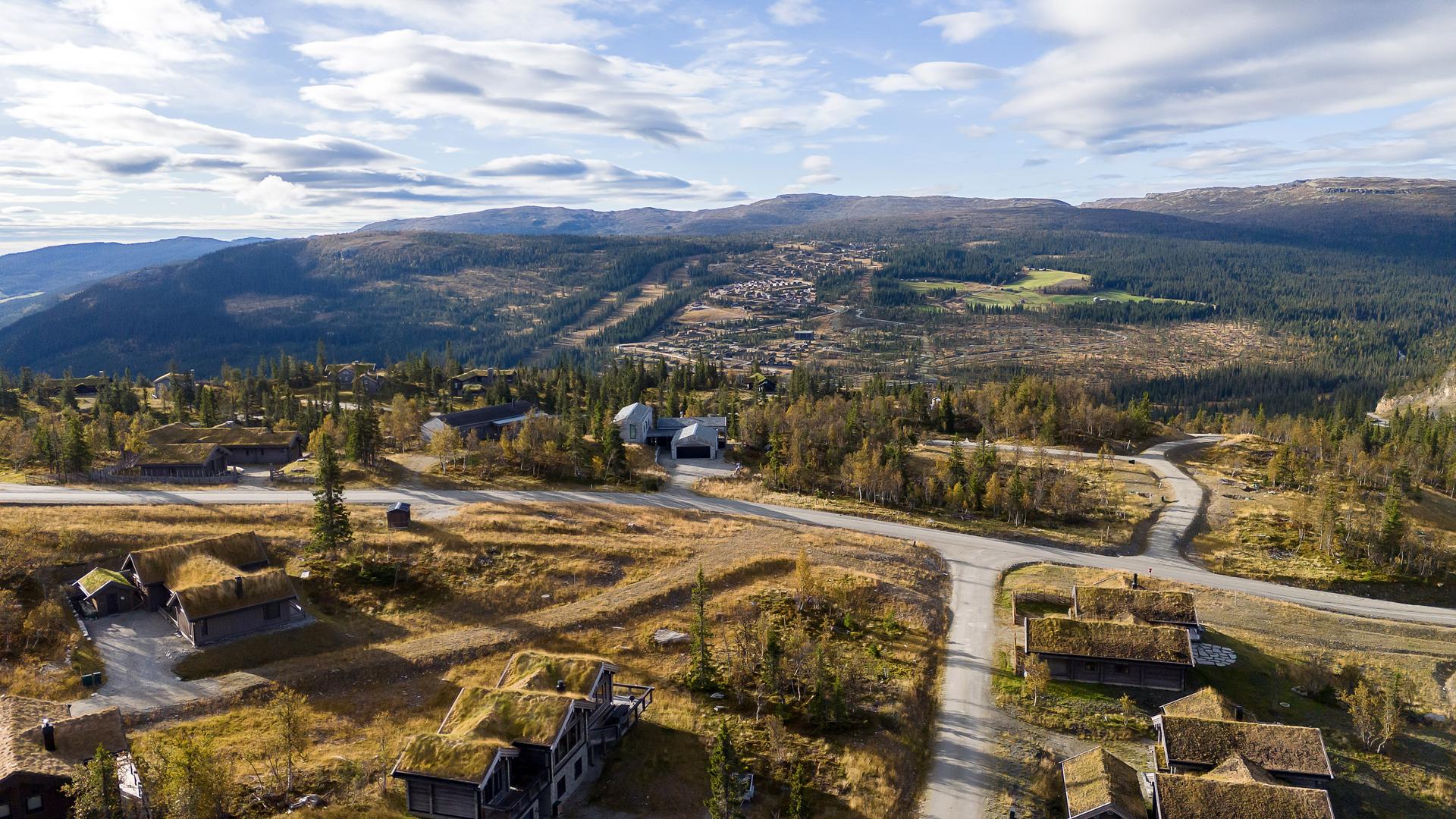 Tomten ligger fint til i et attraktivt hytteområde på Kvitfjells vestside. . Bilde nummer 2 av 3