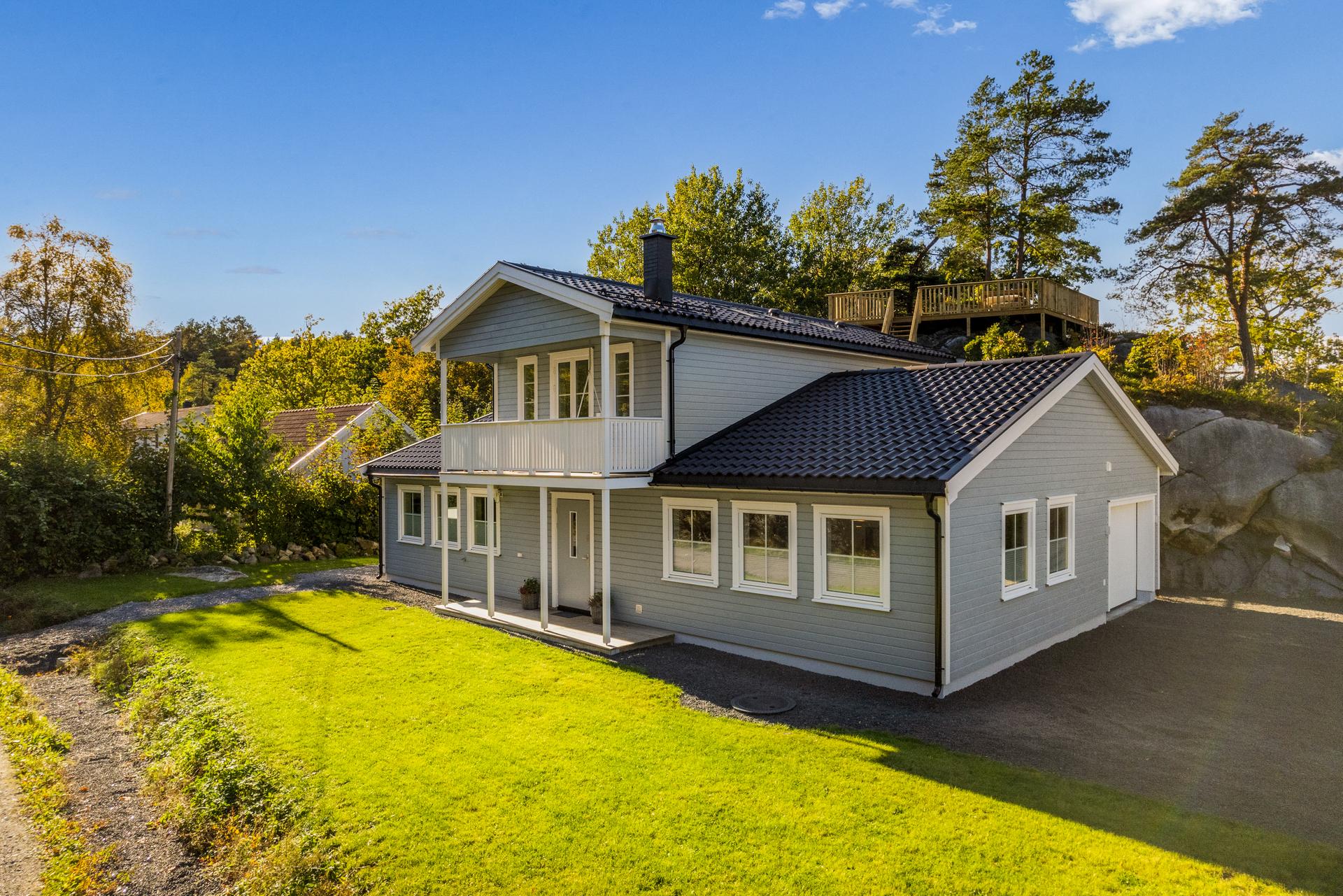 Boligen ligger på en solrik tomt og byr på gode solforhold, flotte uteplasser og romslige oppholdsarealer.. Bilde nummer 2 av 3