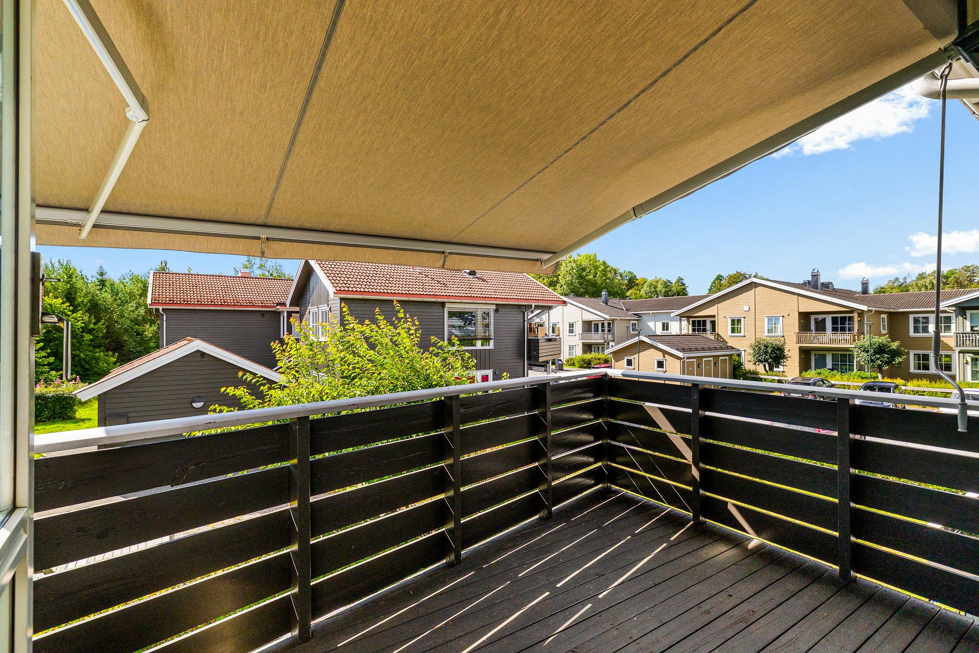 Fra stuen er det direkte utgang til en tekket terrasse med markise montert i 2021.. Bilde nummer 3 av 3