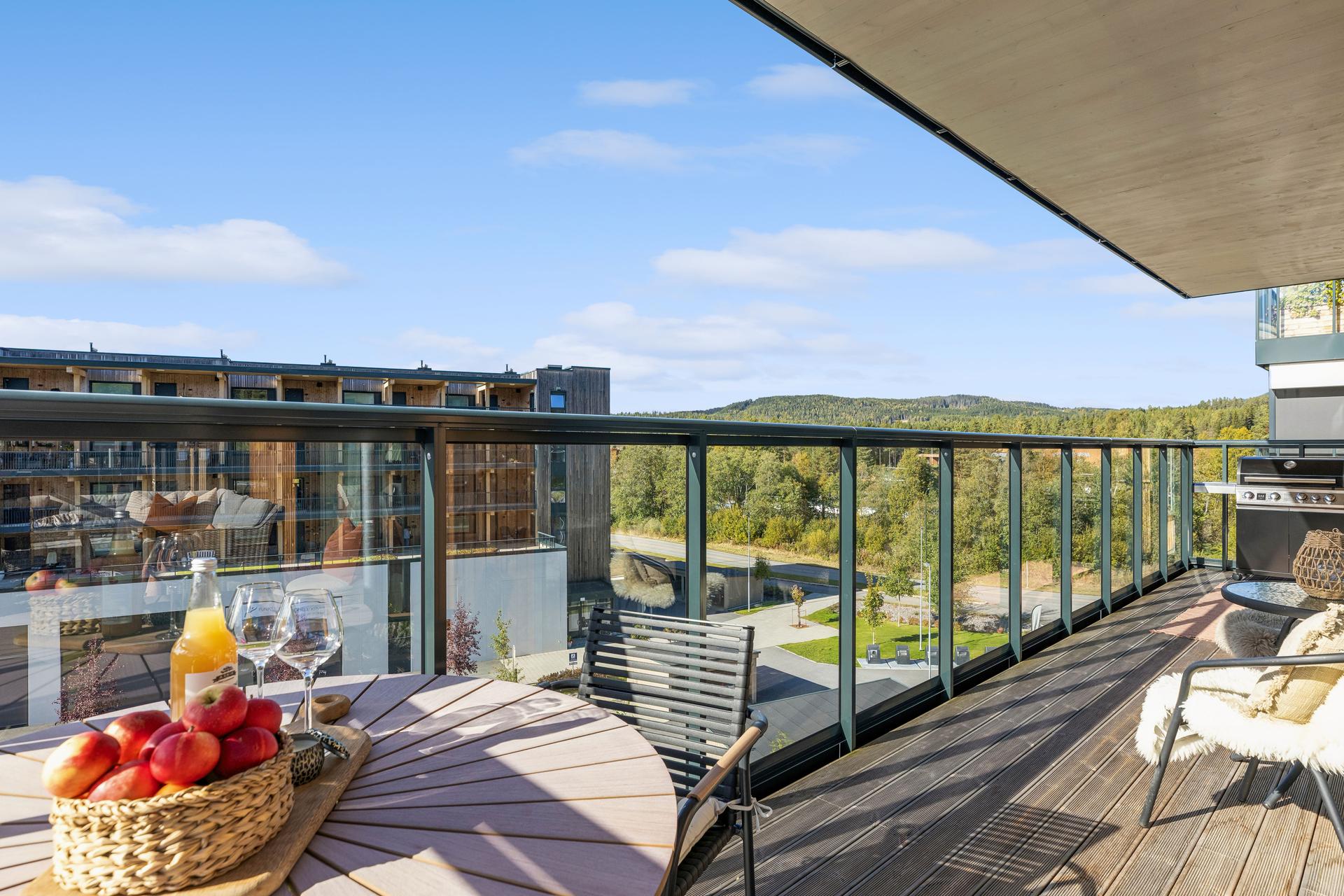Fra verandaen har du utsikt mot skogkledde åser og grønne omgivelser.. Bilde nummer 3 av 3
