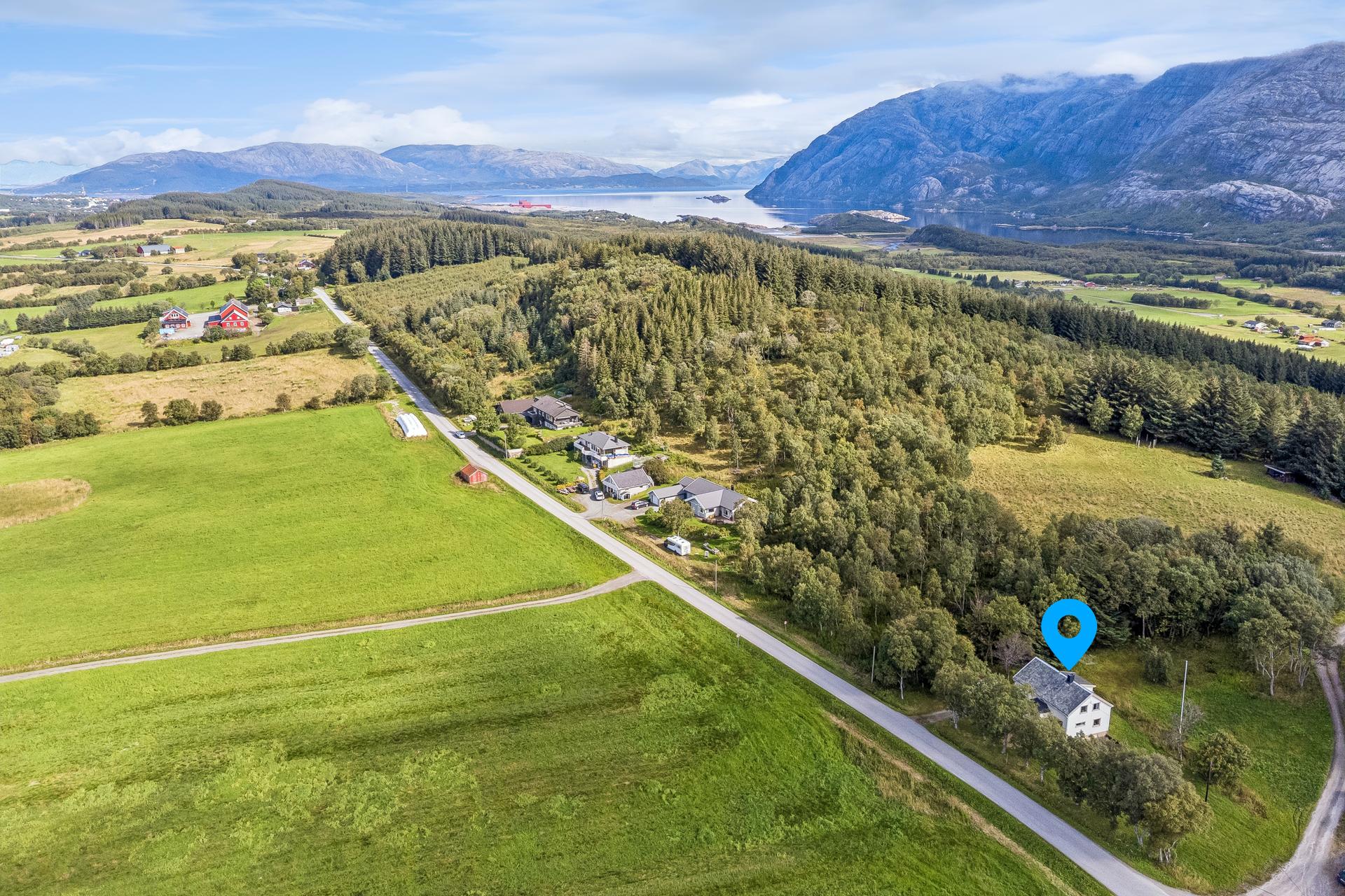 Eiendommen ligger i rolige omgivelser, med naturskjønne rammer og kort kjørevei inn til sentrum. . Bilde nummer 3 av 3