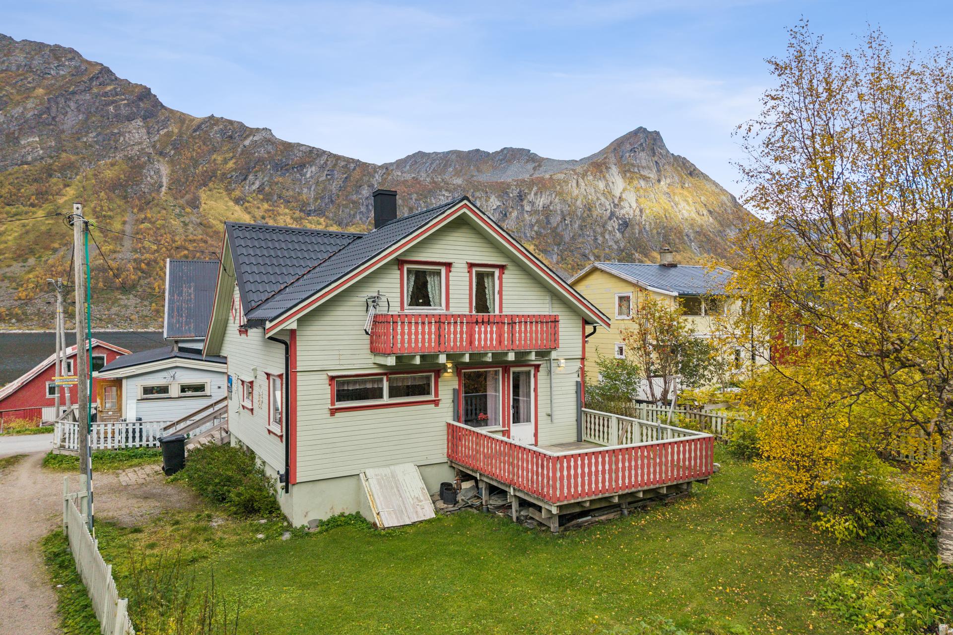 Enebolig over tre plan med idyllisk beliggenhet og utsikt mot fjellene i Gryllefjord.. Bilde nummer 2 av 3