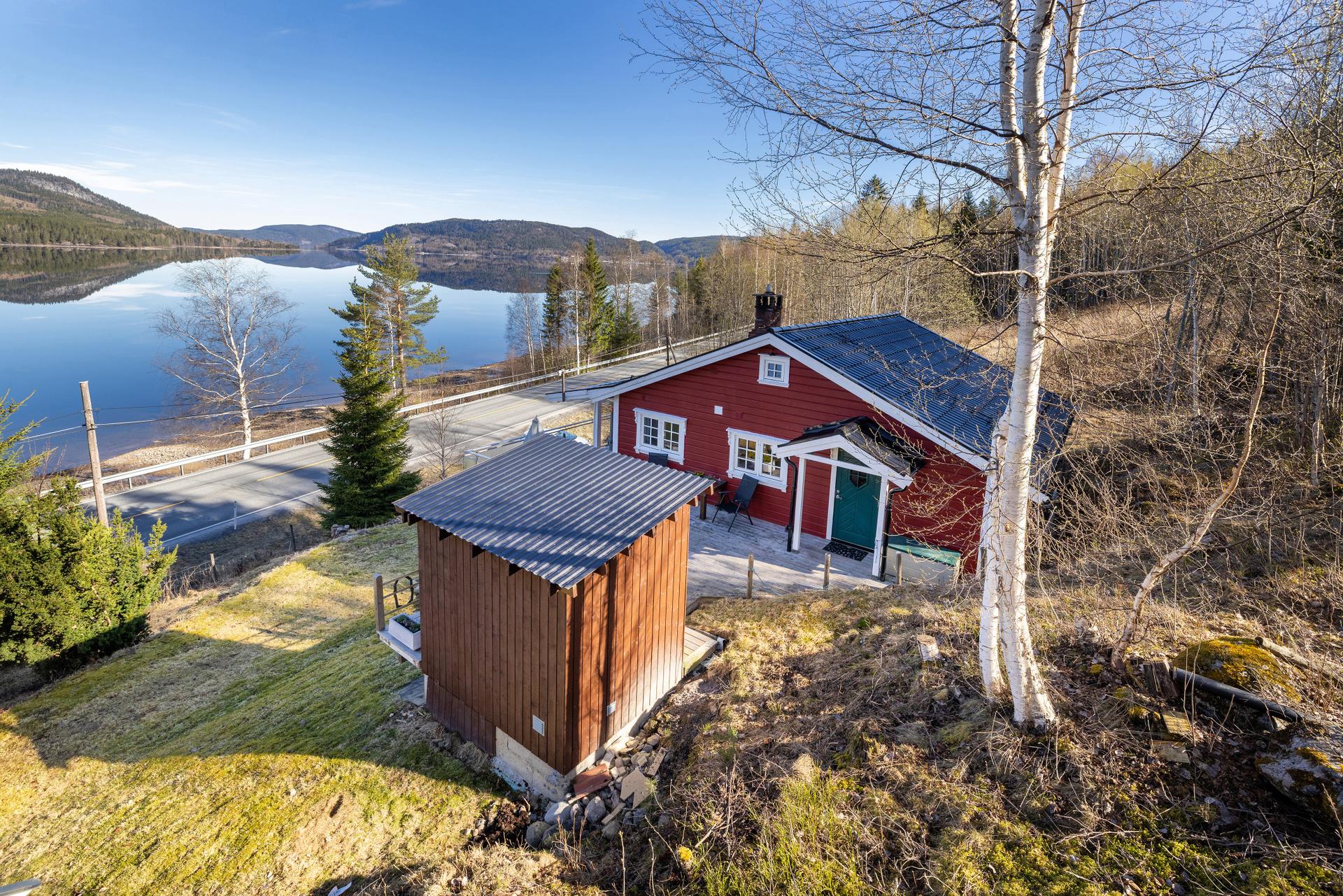 Velkommen til denne sjarmerende fritidsboligen ved Sperillen! Foto: Normann Foto AS v/Morten Normann Larsen. Bilde nummer 1 av 3