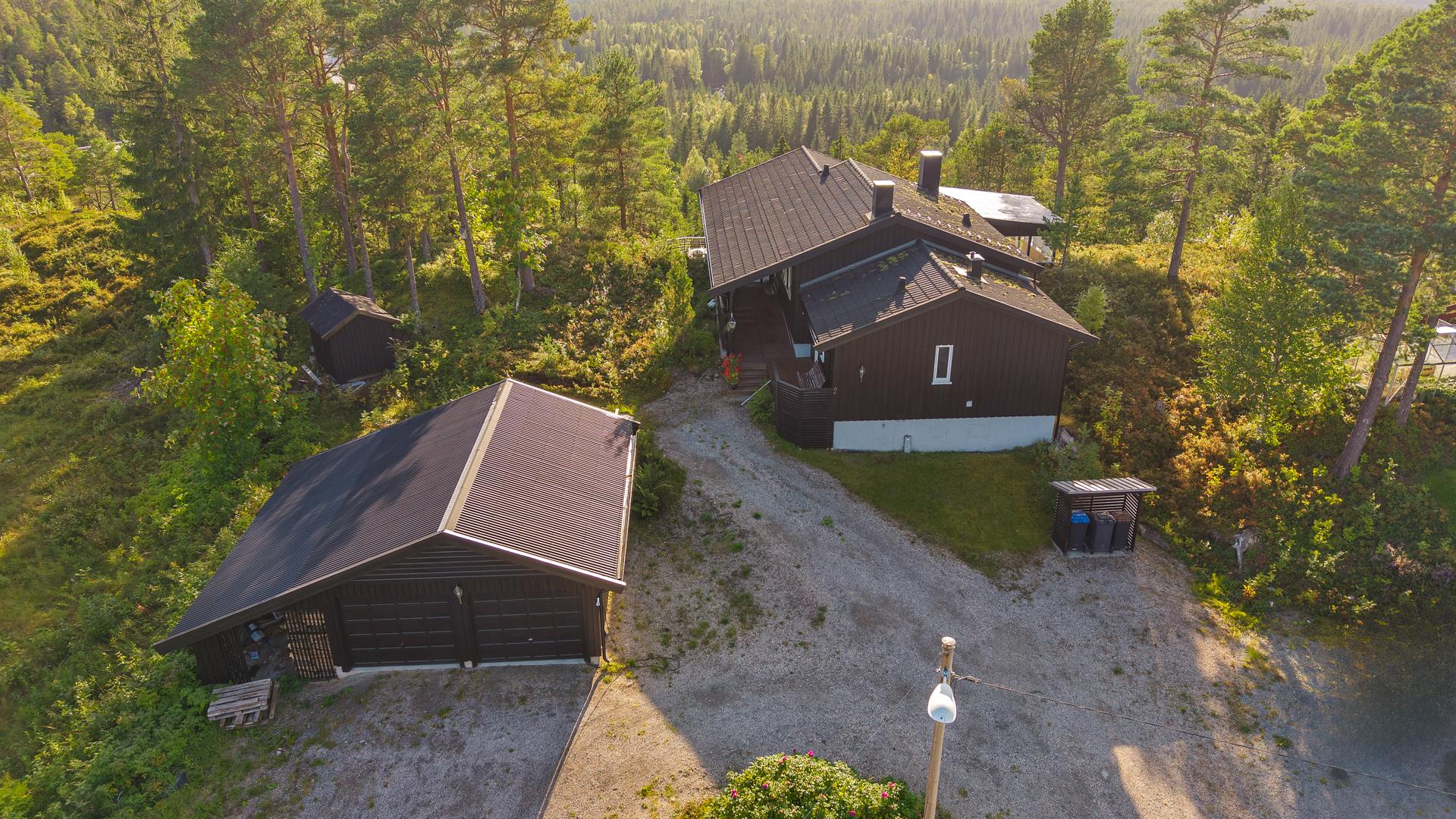 Enebolig med skjermet og attraktiv endebeliggenhet i enden av Tiurvegen på Spillum . Bilde nummer 2 av 3