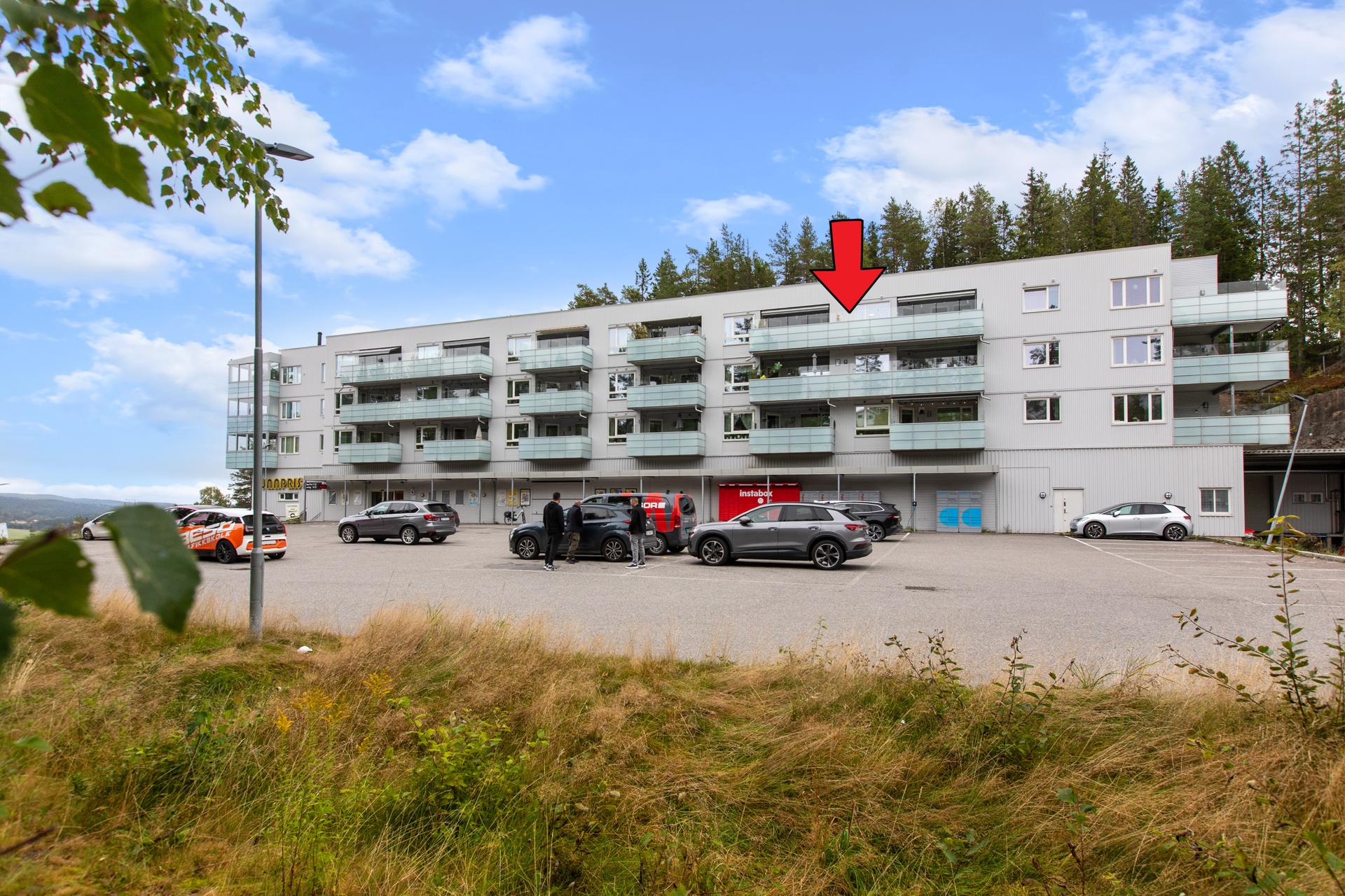 Dette er en innbydende 4-roms selveier toppleilighet med romslig veranda (24 m2), heis og garasje. Bilde nummer 2 av 3