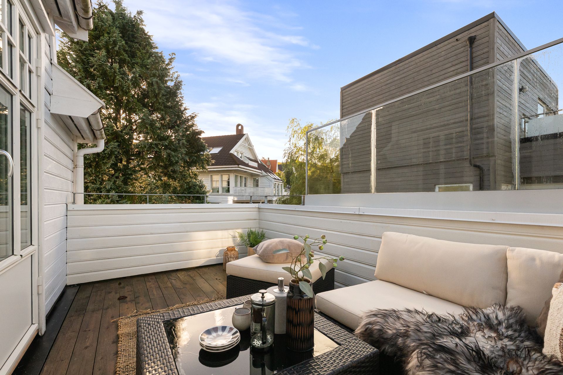 Balkongen har terrassebord i tre og god plass til en romslig sittegruppe.. Bilde nummer 3 av 3