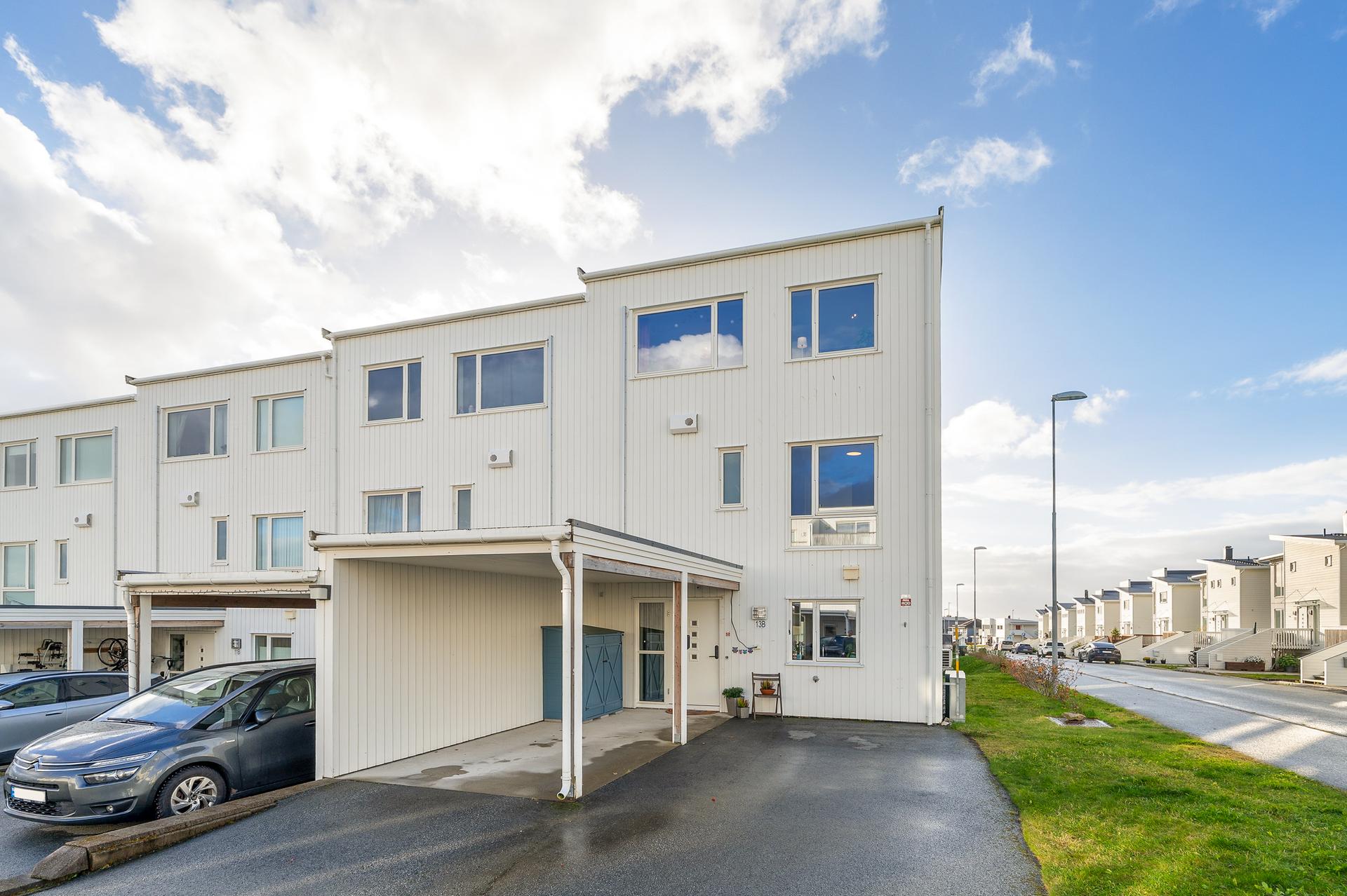 Inngangspartiet er overbygd med praktisk adkomst direkte fra carporten - El-billader. Bilde nummer 3 av 3