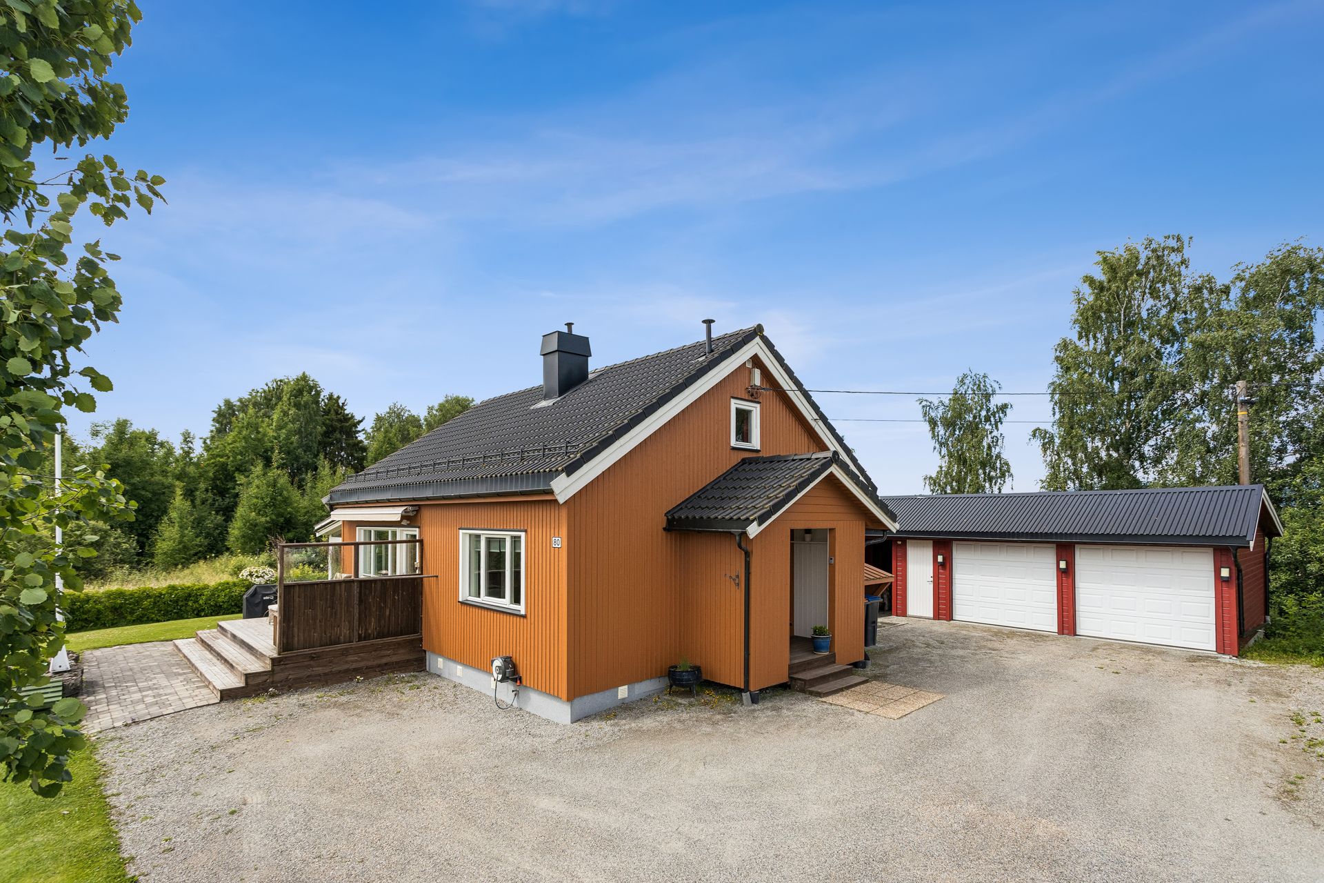 Eneboligen er oppført i 1962, med nytt overbygget inngangsparti fra 2022.. Bilde nummer 2 av 3