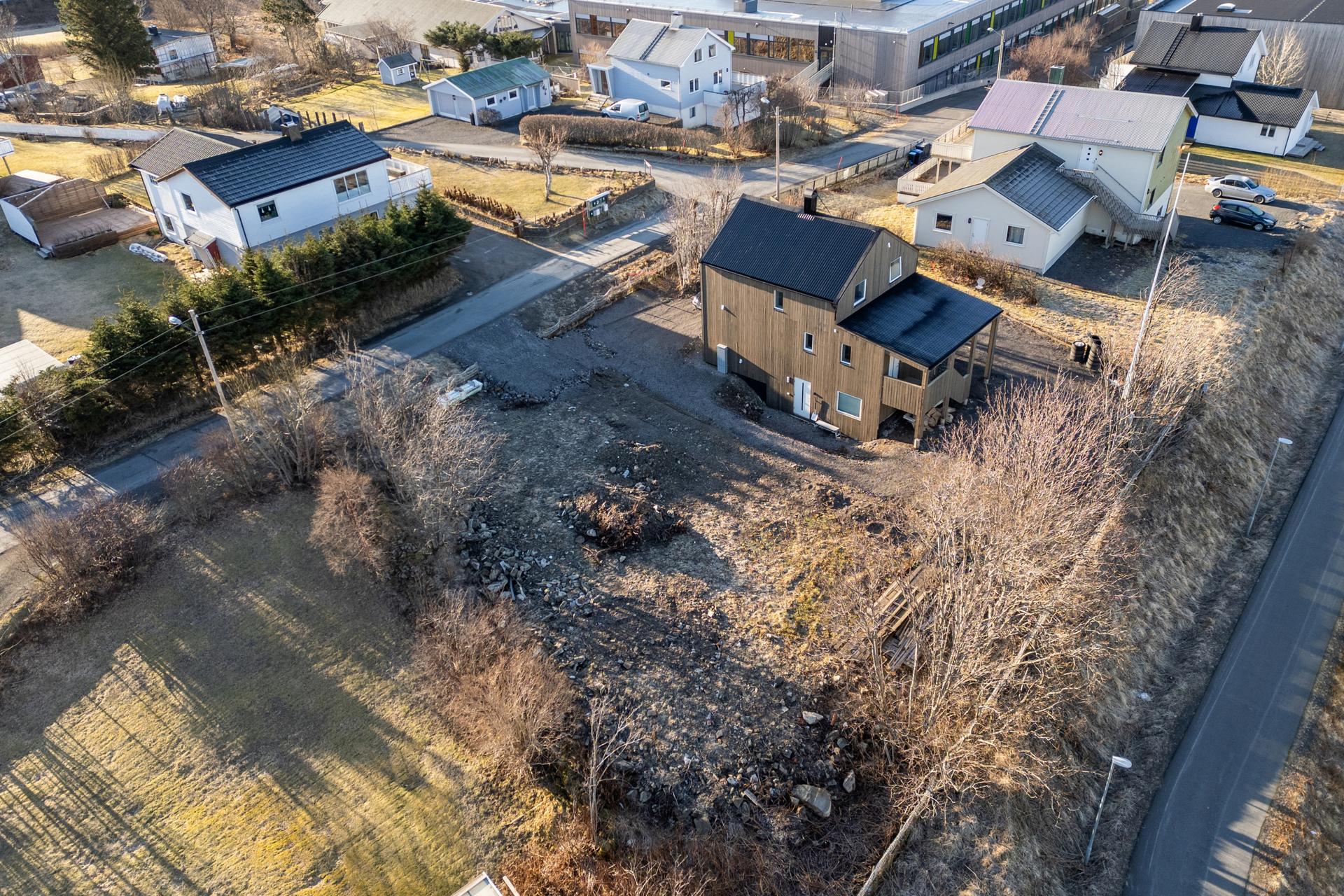 Sentral plassert ubebygd boligtomt presentert av EiendomsMegler1 Leknes. Foto: EFKT. Bilde nummer 1 av 3