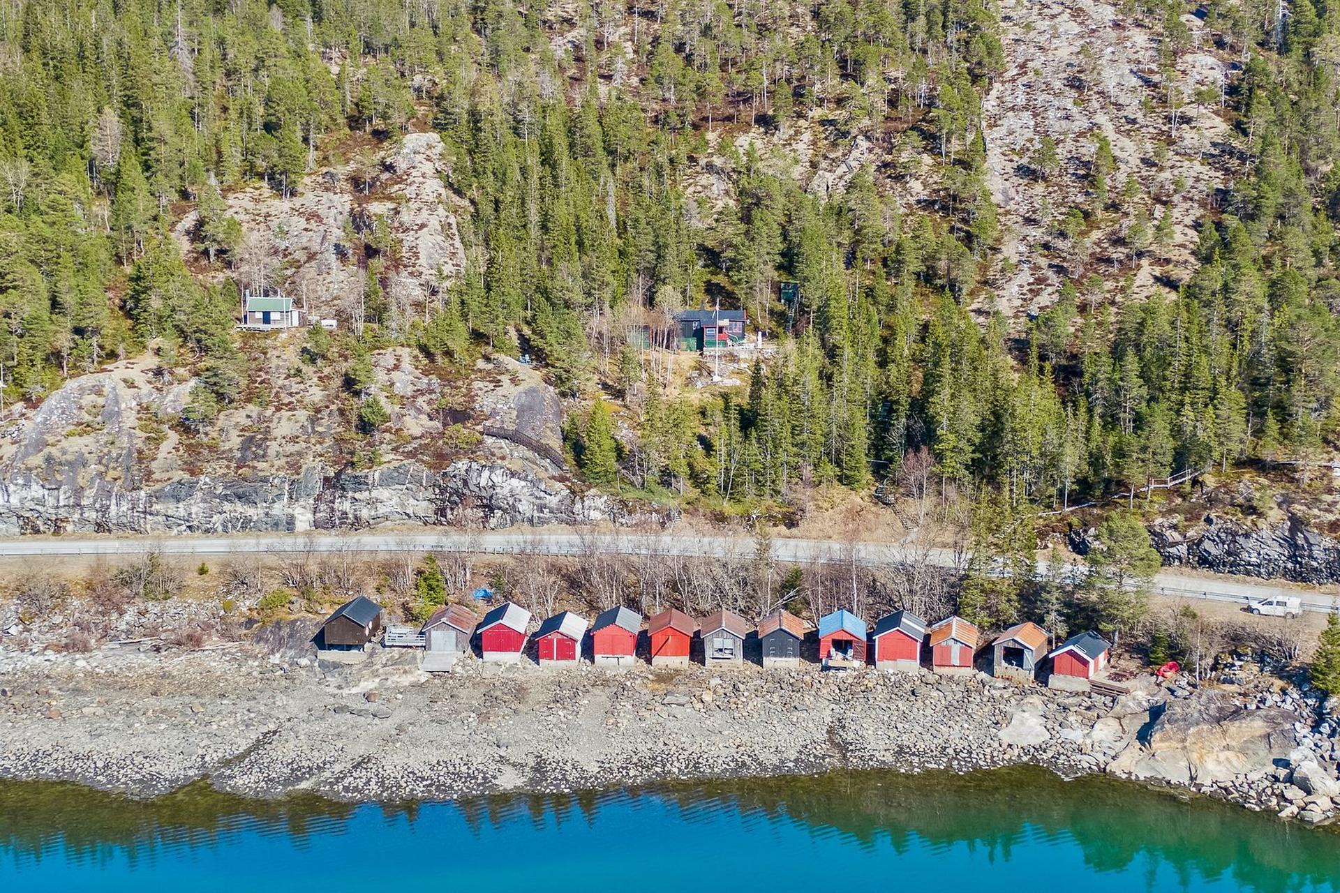 EiendomsMegler 1 v/Gisle Kallestad har gleden av å presentere Hemnesveien 96. Bilde nummer 1 av 3