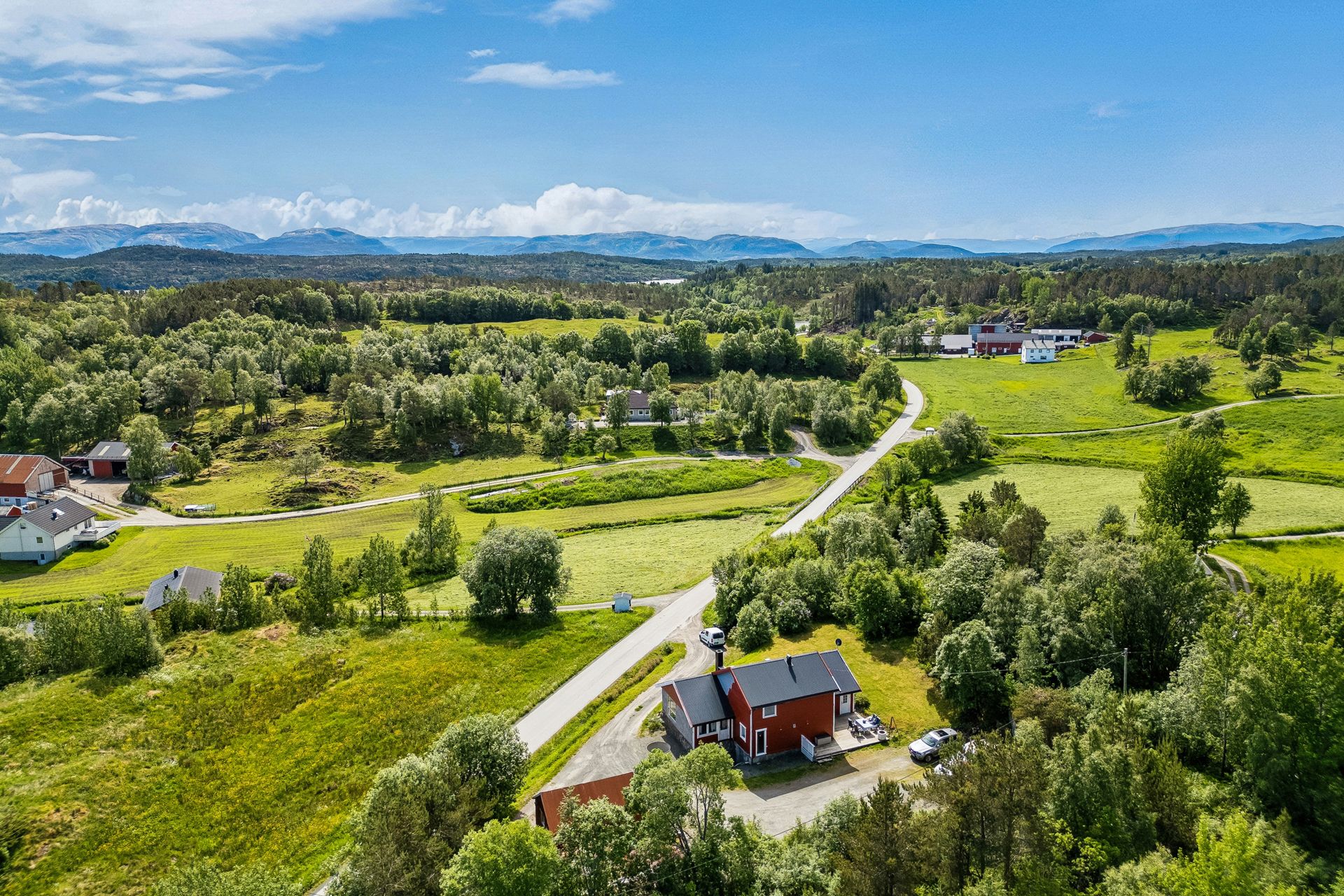 Innholdsrik eiendom med landlig preg. Bilde nummer 2 av 3