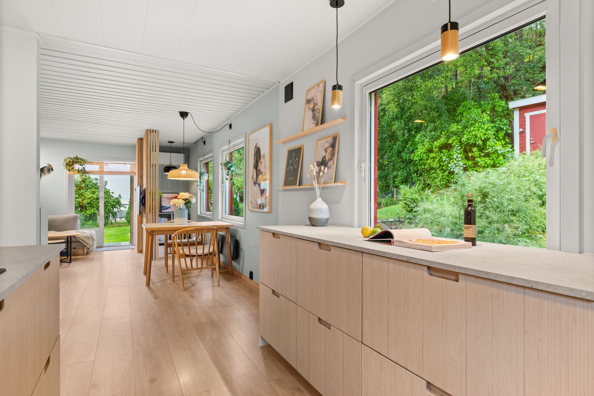 Velkommen til Berglyveien 7B. Foto: Fotograf: John Løvås. Den åpne, sosiale løsningen gir god kontakt mellom kjøkkenet og stuen. Ypperlig når man har gjester på besøk.. Bilde nummer 1 av 3