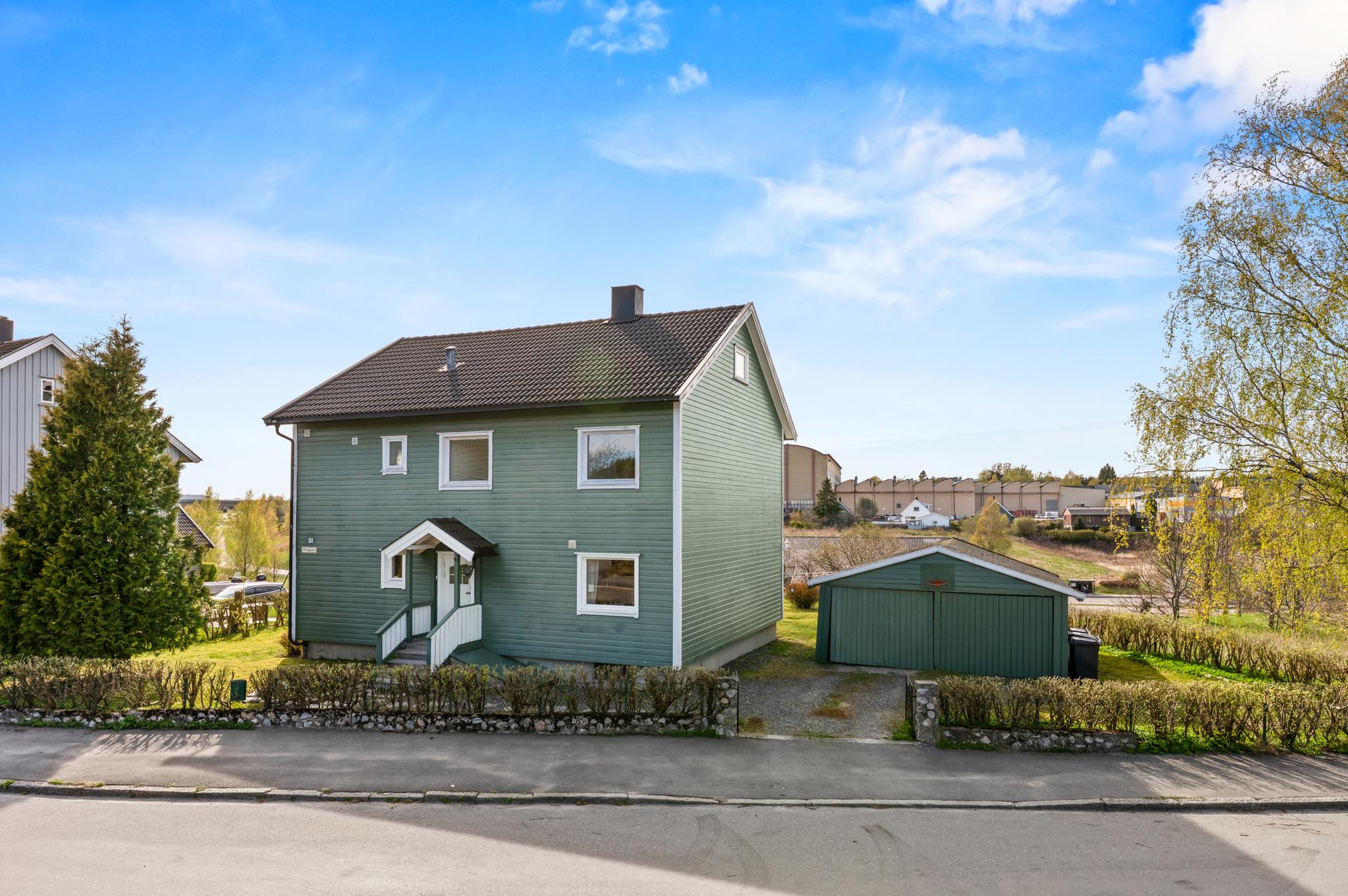 Enebolig fra 1950 med fasade og takstein oppgradert i 1998. Eiendommen inkluderer også en eldre garasje.. Bilde nummer 3 av 3