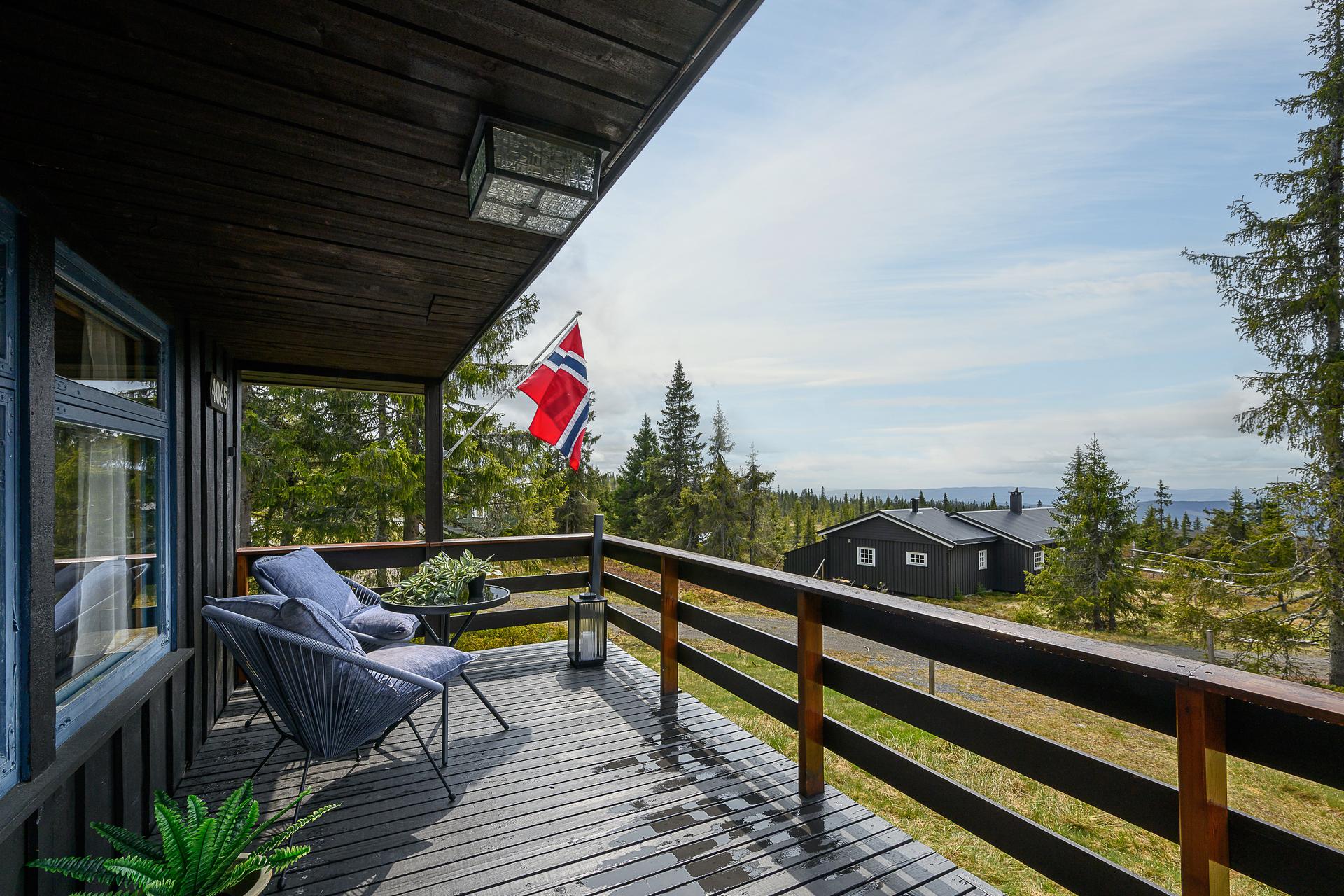 Fin sol og god utsikt fra terrassen. Hytta ligger i et veletablert område på Sjusjøen, ikke så langt fra grensa til Lillehammer.. Bilde nummer 2 av 3