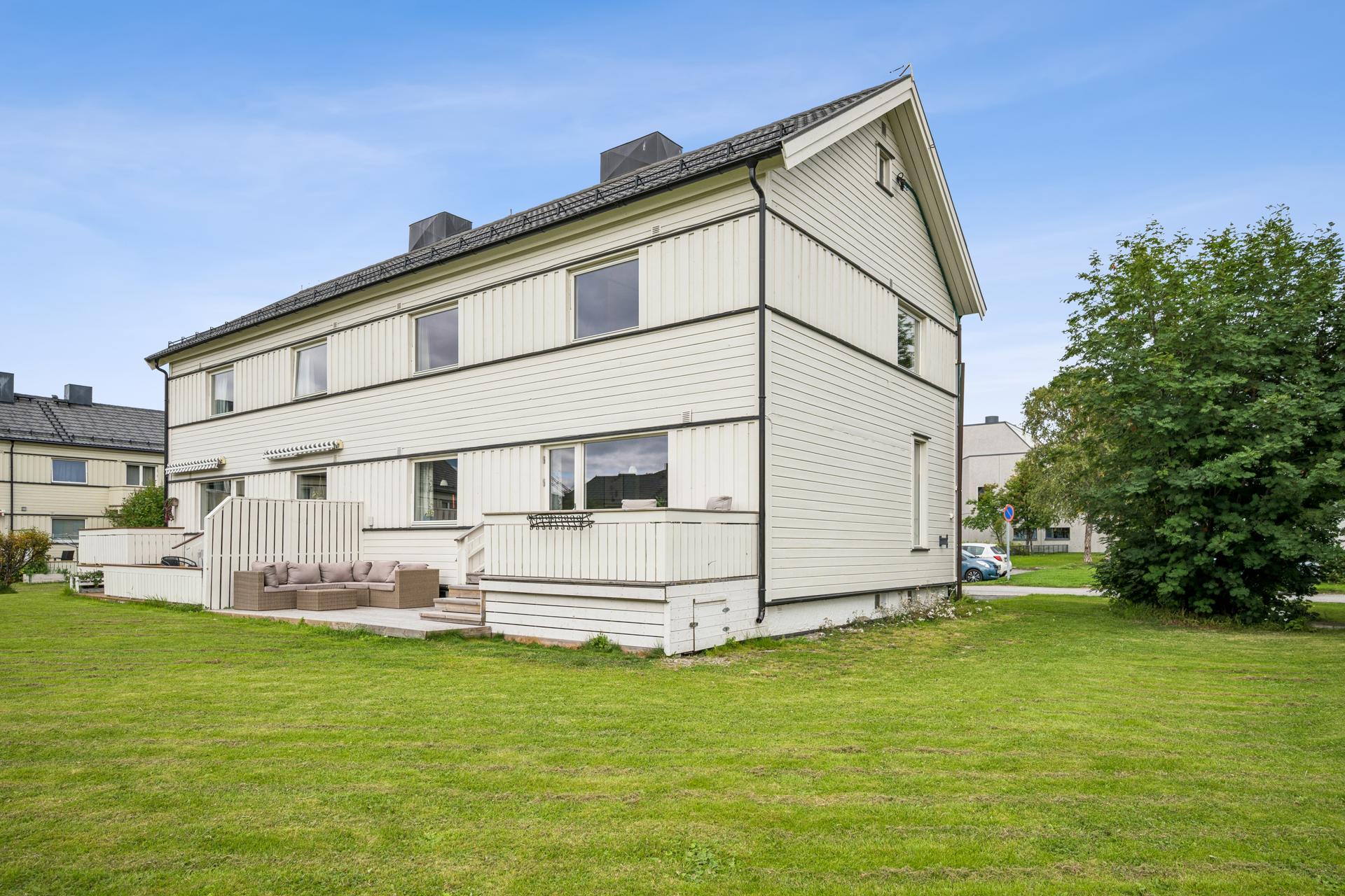 Vertikaldelt bolig over tre plan med etterisolert fasade og romslig hageareal.. Bilde nummer 2 av 3