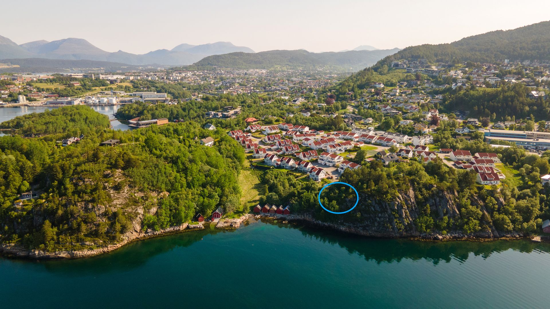 Opptegnet areal/tomtegrense er kun veiledende og må ikke anses som eksakt.. Bilde nummer 1 av 3