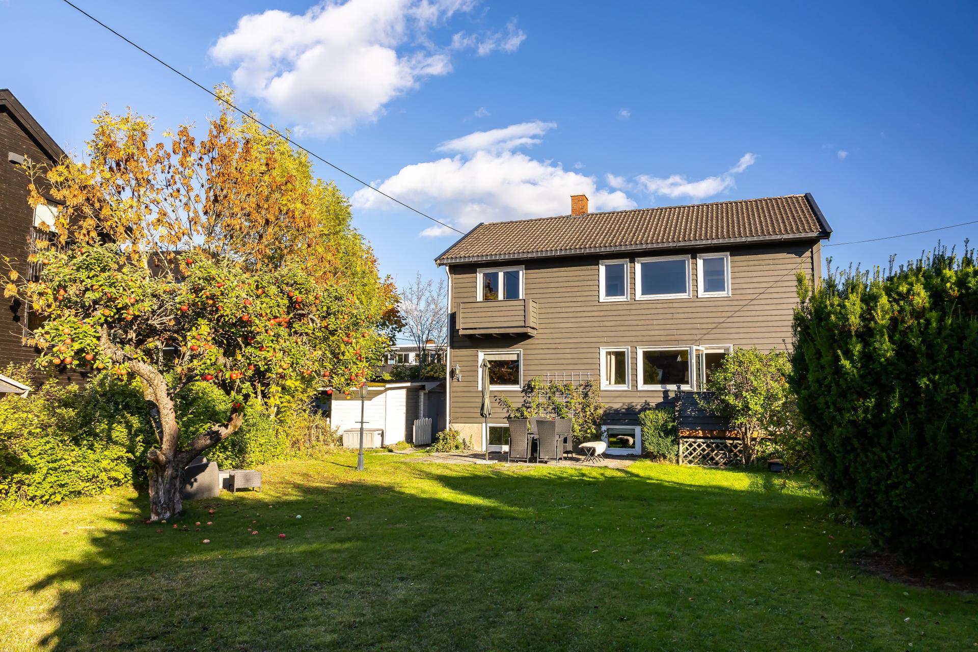 Boligen har liggende trekledning malt i 2026 og yttertak tekket med betongtakstein.. Bilde nummer 3 av 3