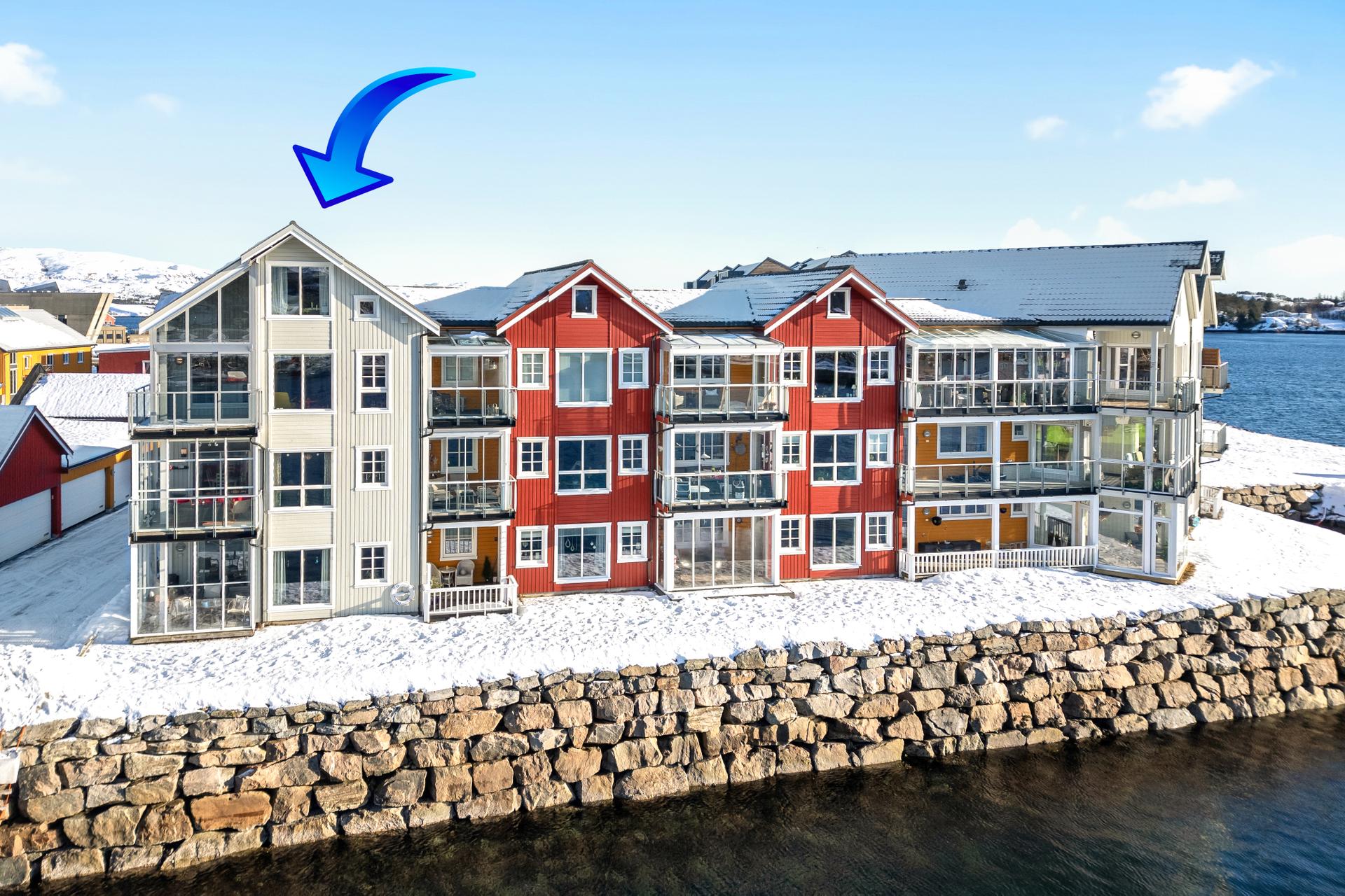 Leiligheten har to etasjer, to 
bad og to kjøkken. Her har man gode solforhold og fantastisk utsikt mot fjorden. . Bilde nummer 3 av 3