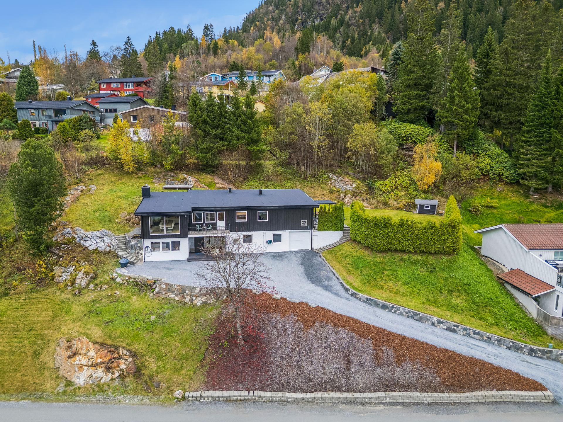 Stor gårdsplass med garasje og gode parkeringsmuligheter. Bilde nummer 3 av 3