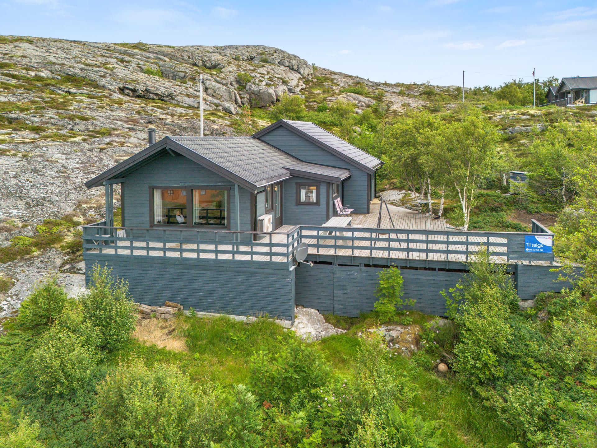 Store terrasse med lagerplass under. Bilde nummer 3 av 3