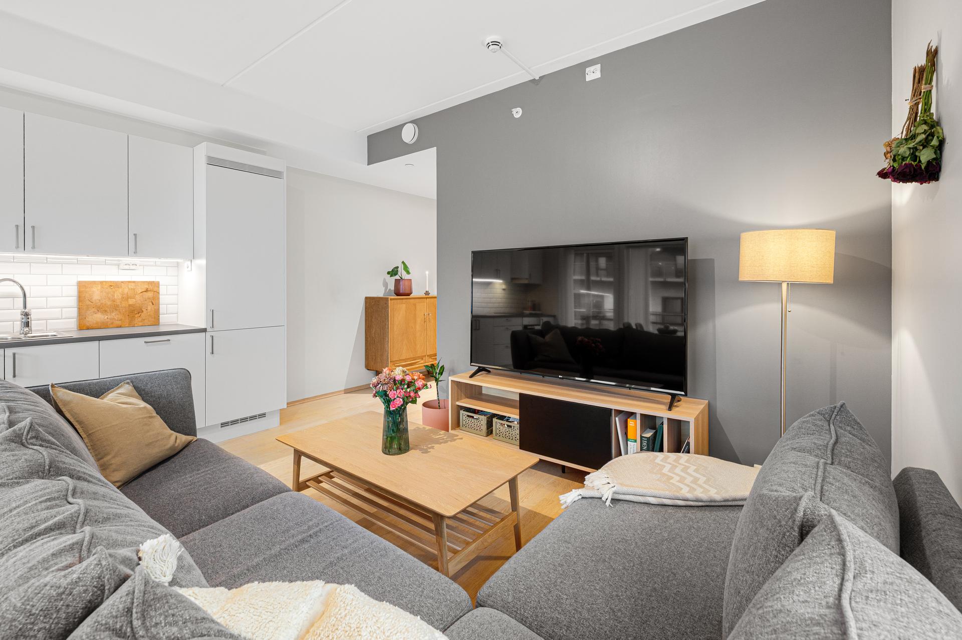 På stuen er det god plass til sitte- og spisegruppe, samt. stue- og TV-bord.. Bilde nummer 3 av 3
