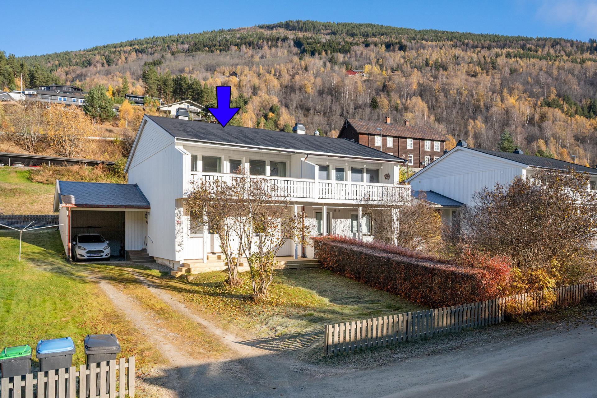 Dahleflata 29 er en vertikaldelt tomannsbolig over to plan som ligger i et etablert område på Dahle.. Bilde nummer 2 av 3