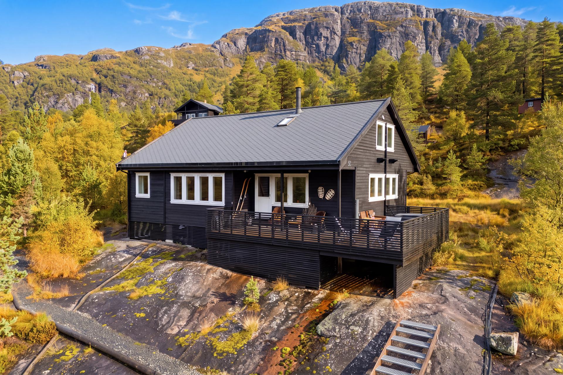 Velkommen til Harastien 52. Stor hytte med flott utsikt Foto: FotoYoon. Bilde nummer 1 av 3