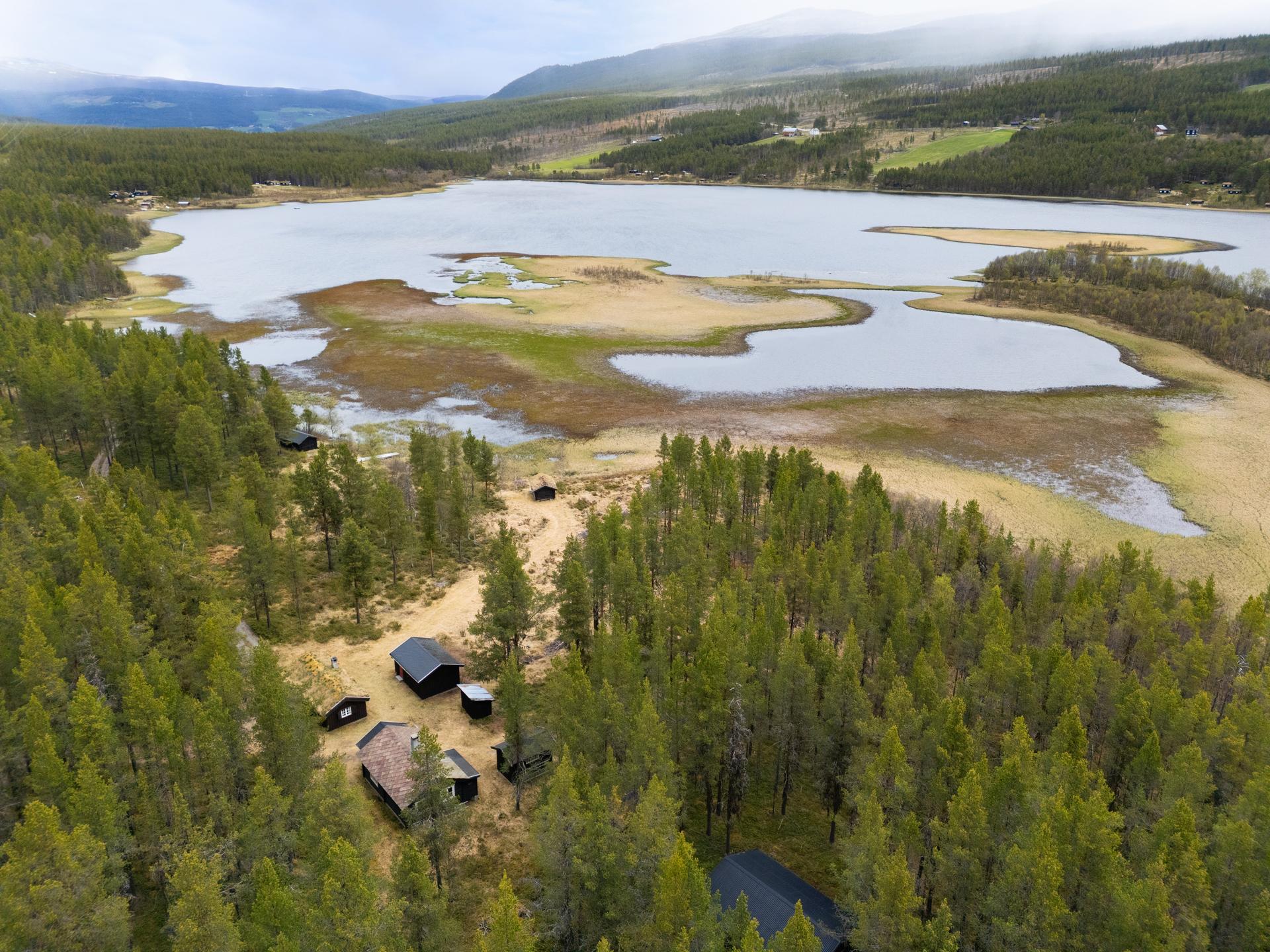 Denne unike eiendommen ligger i fredelige omgivelser i Murudalen nær Meringsdalsvatnet i Sel kommune.. Bilde nummer 2 av 3