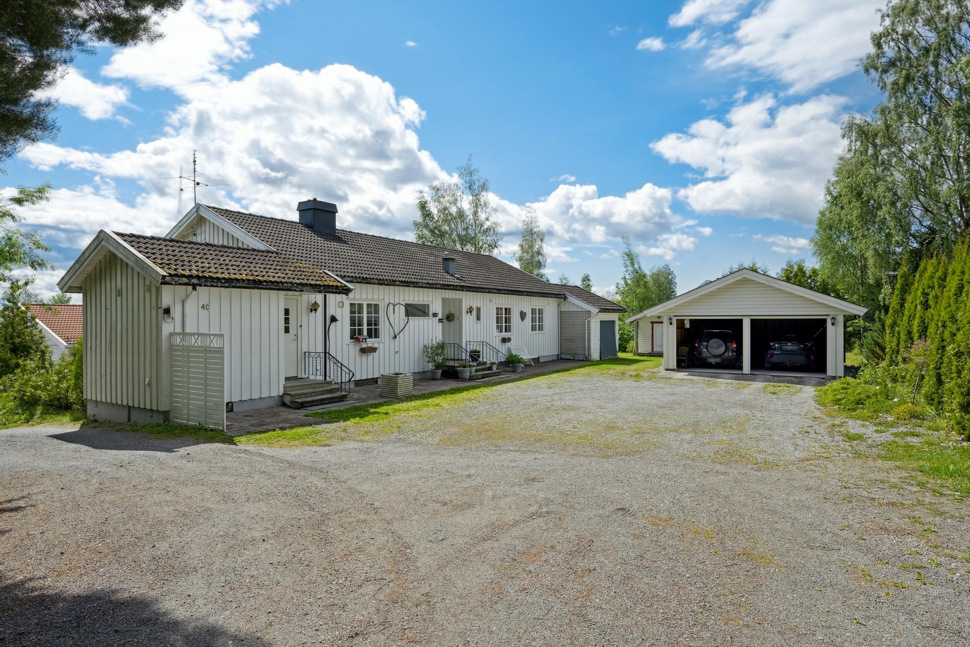 Eiendommen har en rolig og sentral beliggenhet i et etablert og familievennlig nabolag.. Bilde nummer 2 av 3