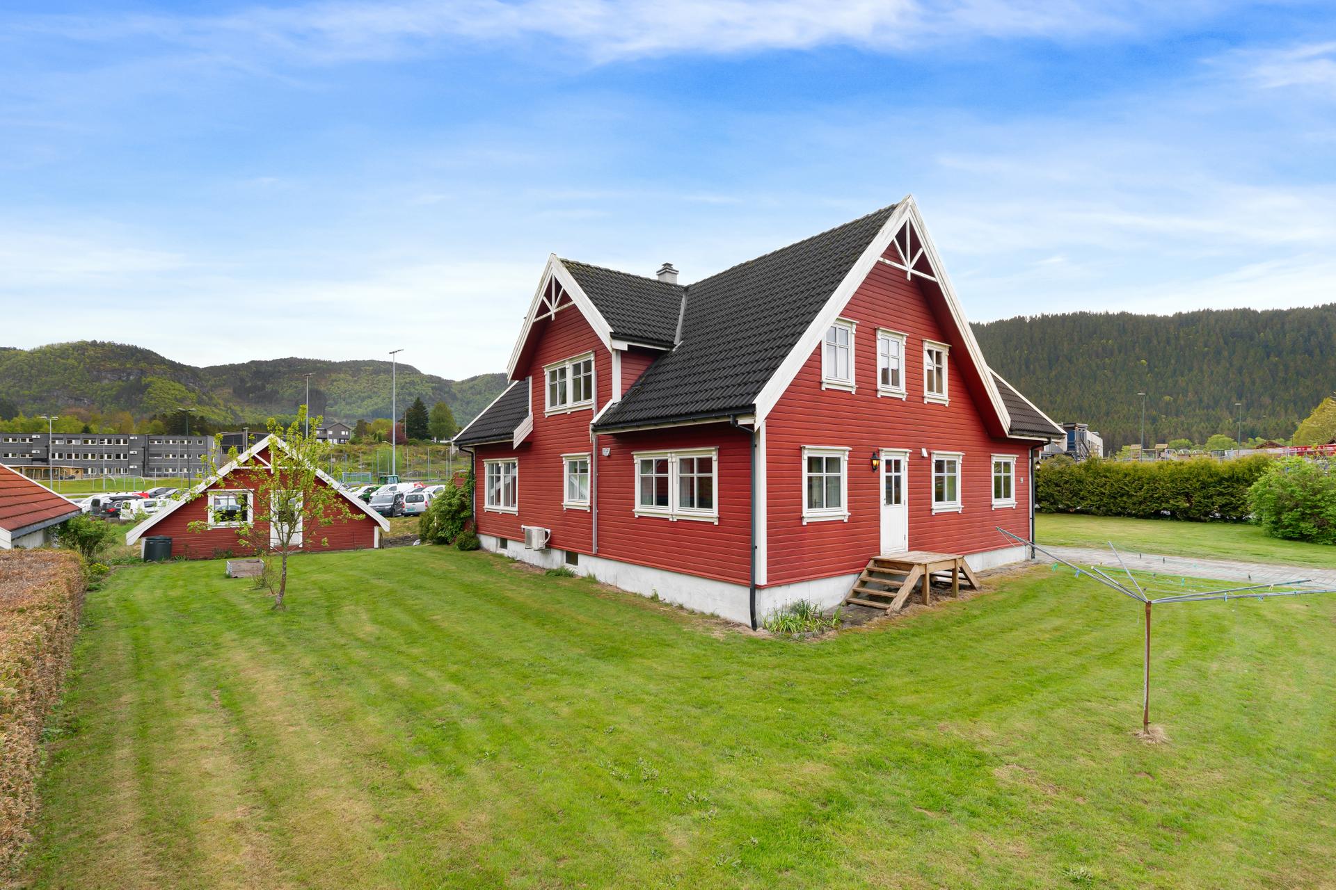 Dette er en innholdsrik enebolig med syv soverom, to stuer og en stor, flat og barnevennlig tomt.. Bilde nummer 2 av 3