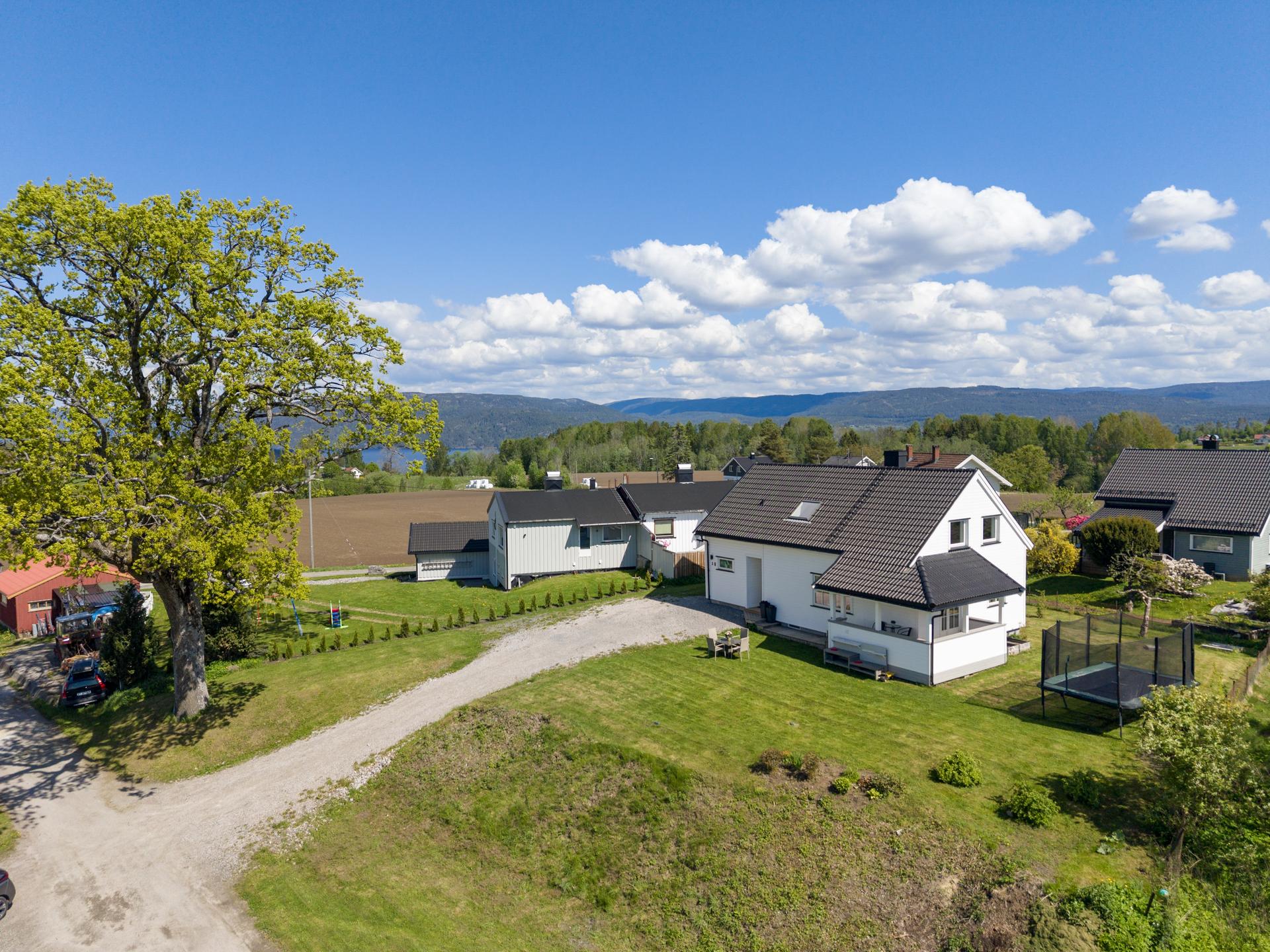 EiendomsMegler1 v/Patrick Gulmælæ presenterer Brattlia 3 - Lys og oppgradert enebolig i landlige omgivelser på Tufte! 
Foto: Inbovi.. Bilde nummer 1 av 3
