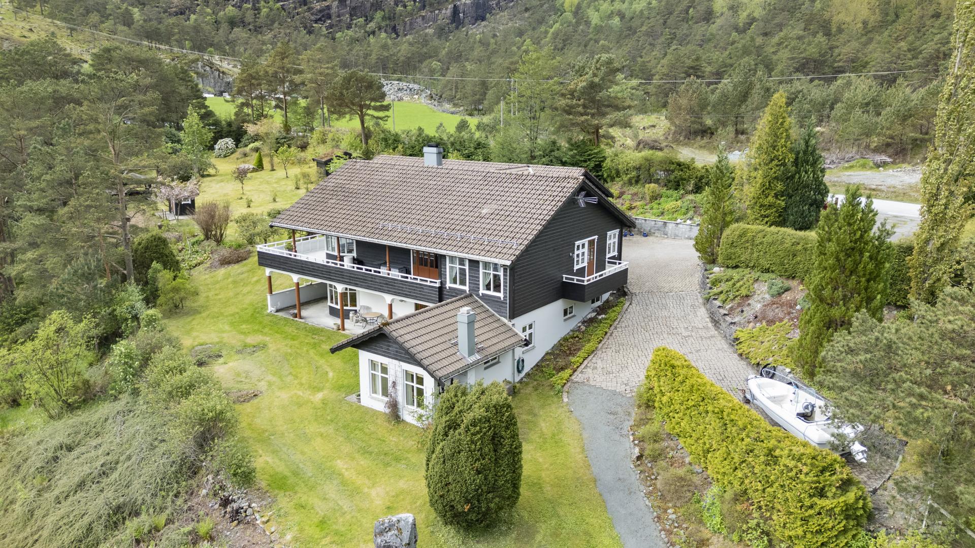 Eigedomen har eit innhaldsrikt bustadhus frå 2001. Bilde nummer 2 av 3