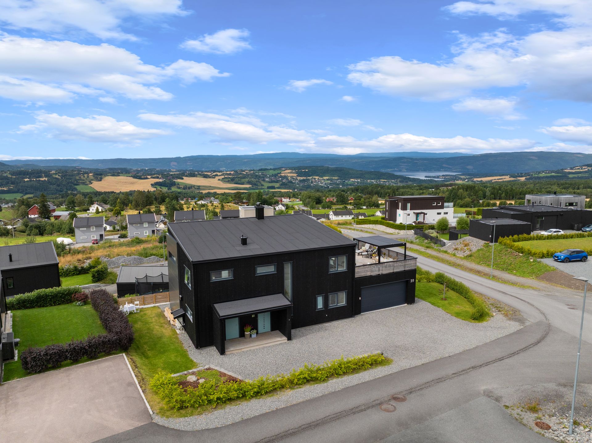 EiendomsMegler1 v/Tina Ulseth Myrvang ønsker velkommen til denne flotte eneboligen i Lauvlibakken 39!  De store vindusflatene slipper inn rikelig med dagslys samtidig som de rammer inn den storslåtte utsikten (Foto: Hege Leren) . Bilde nummer 1 av 3