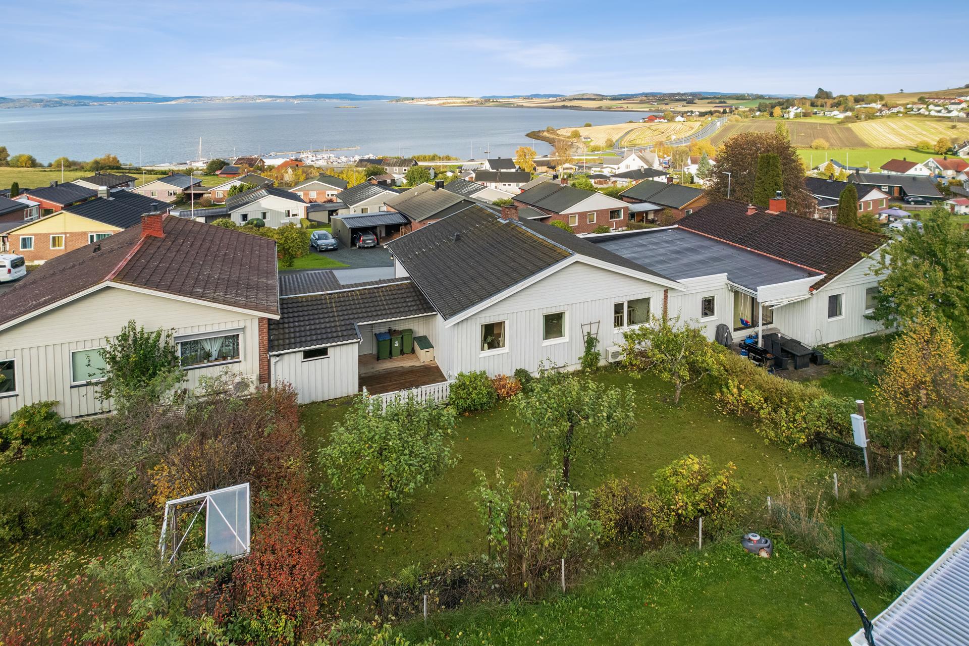 Enebolig over to plan med lun og skjermet hage og en nydelig utsikt utover Trondheimsfjorden.. Bilde nummer 2 av 3