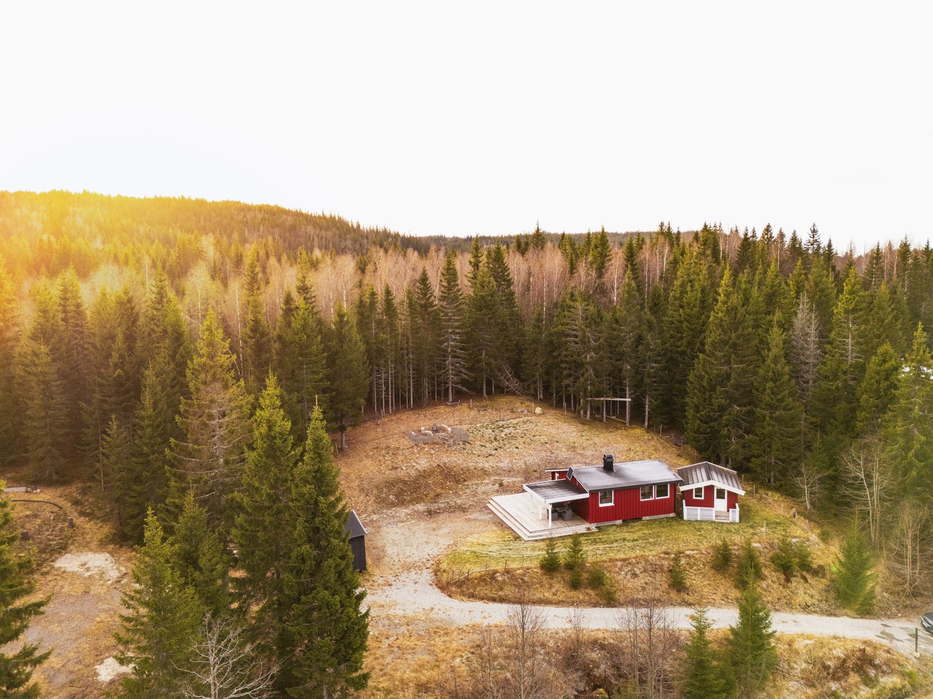 Hytta ligger fint til på Øståsen i Modum kommune – et rolig og naturnært område perfekt for rekreasjon og avkobling.. Bilde nummer 3 av 3