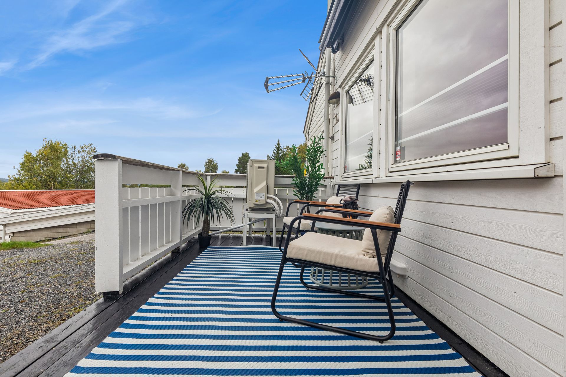 Utenfor inngangspartiet er det etablert en nordvestvendt terrasse med spaltebord og plass til sittegruppe.. Bilde nummer 3 av 3