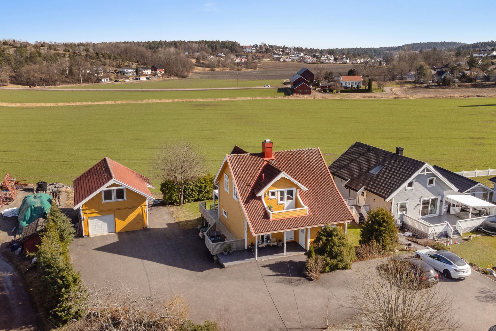 Eneboligen er over 2 etasjer + innredet kjeller. Dobbeltgarasje med loft.. Bilde nummer 3 av 3