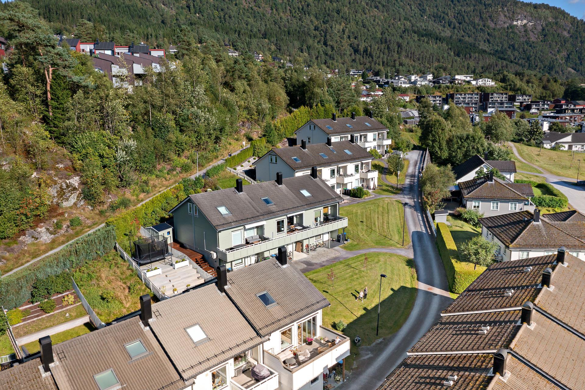 Bustaden har fint plassering mot sørvest, i øvste rekke. . Bilde nummer 2 av 3